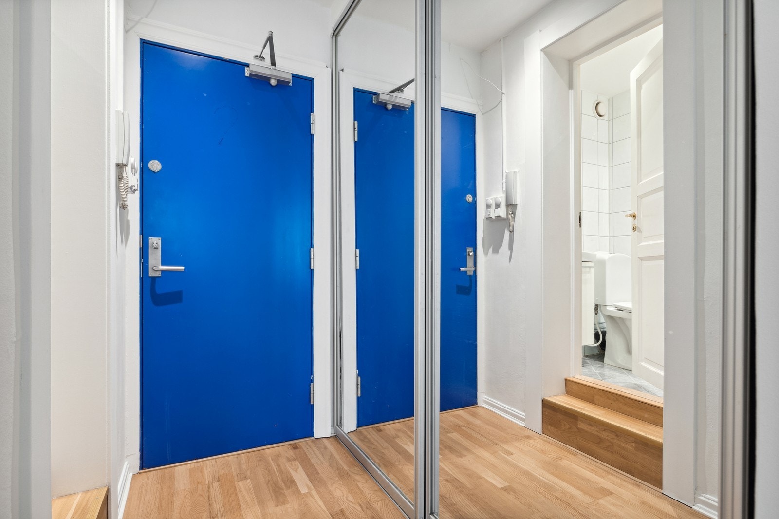 Entre med skyvedørsgarderobe Galleribilde