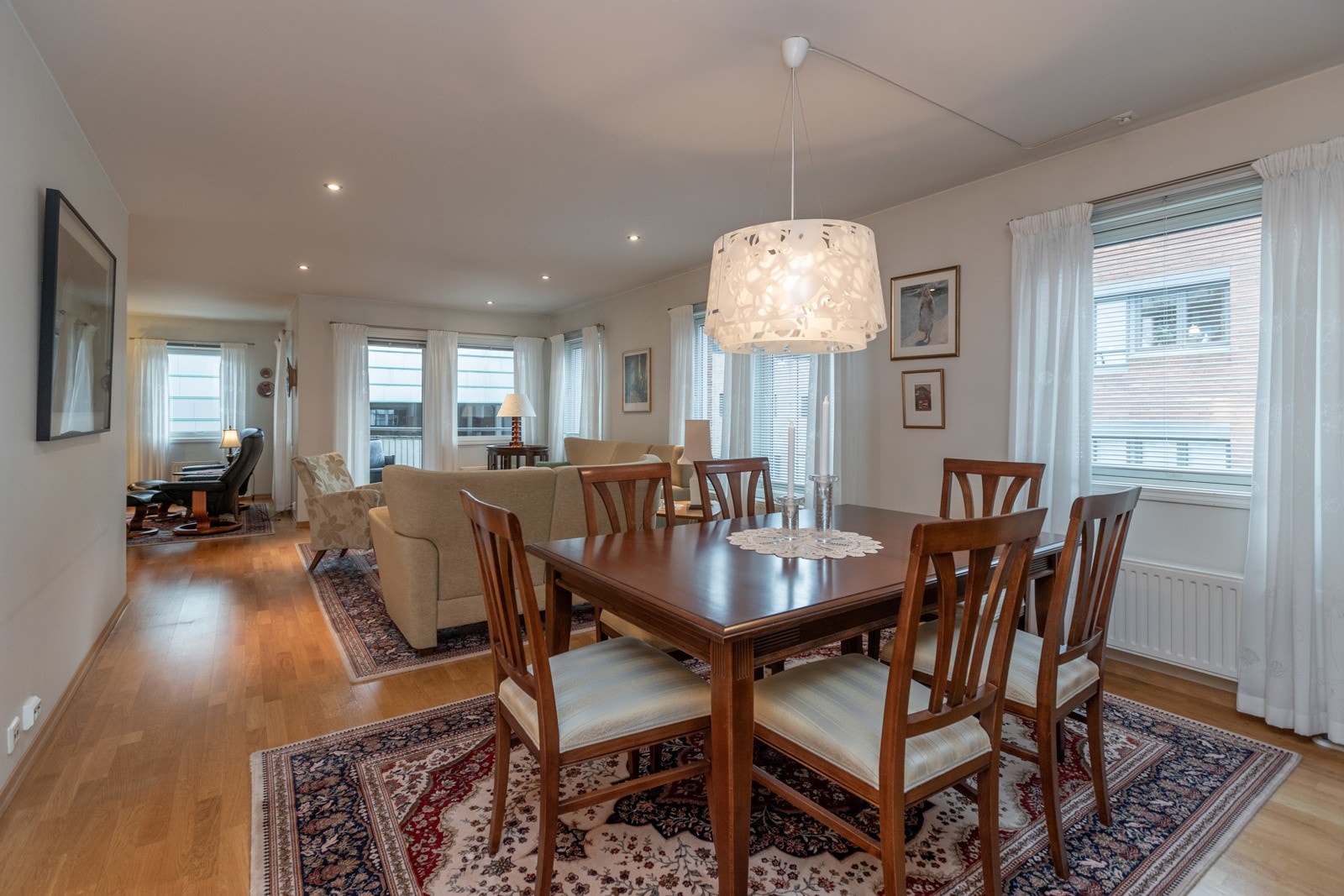 God plass i stue til salong og spisestue Galleribilde