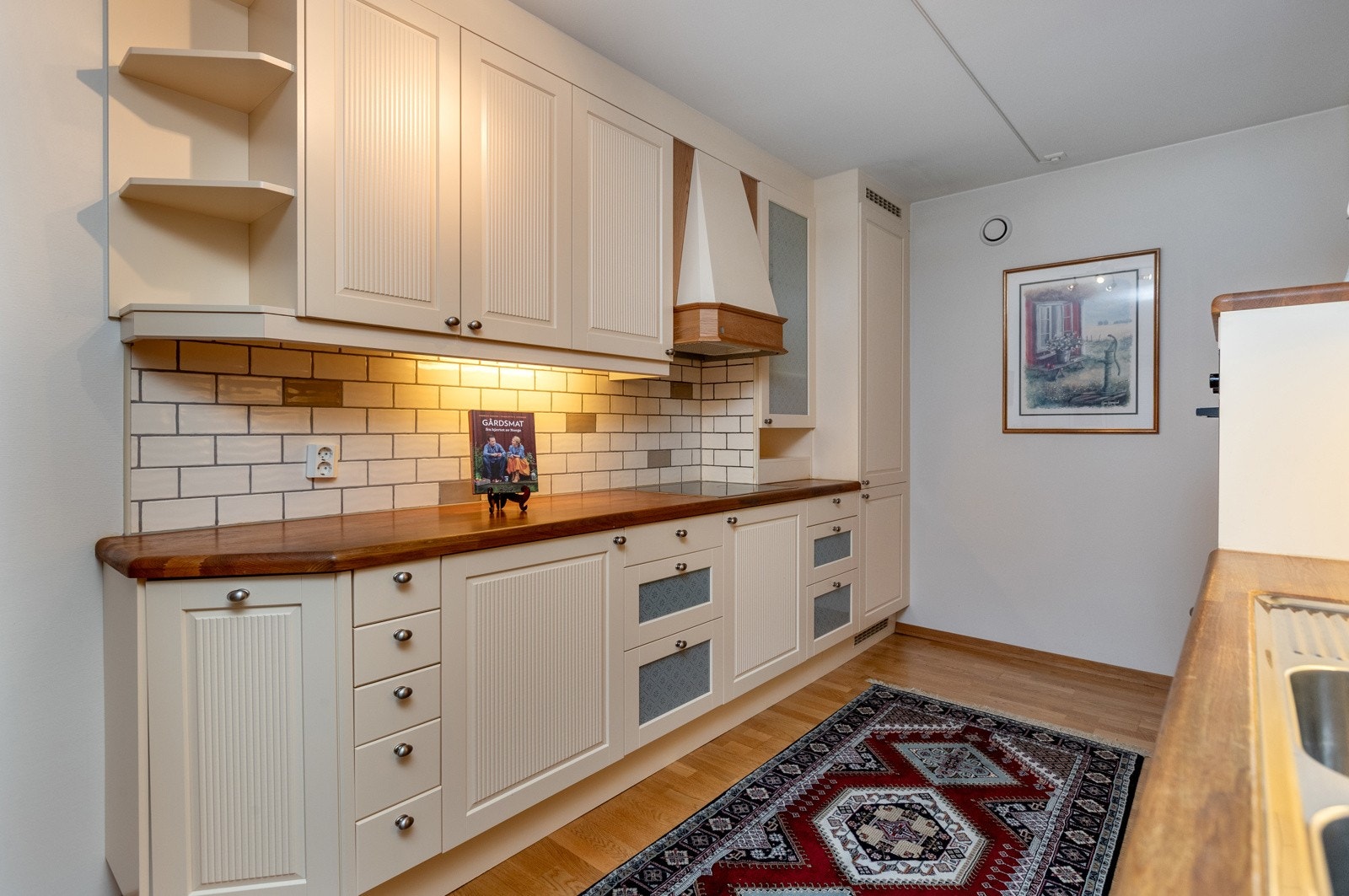 Lys innredning som har godt med skapplass Galleribilde