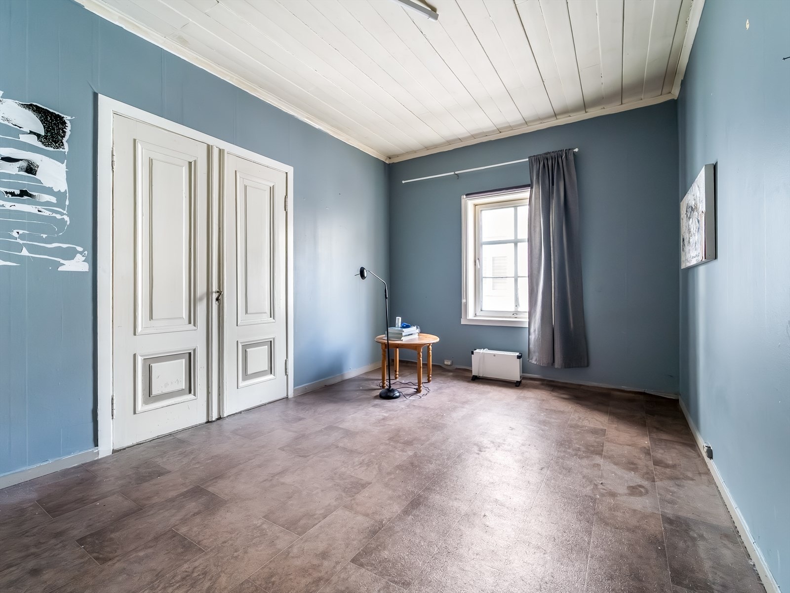 Praktisk rom som kan benyttes som kontor, verksted eller hobbyrom. Galleribilde