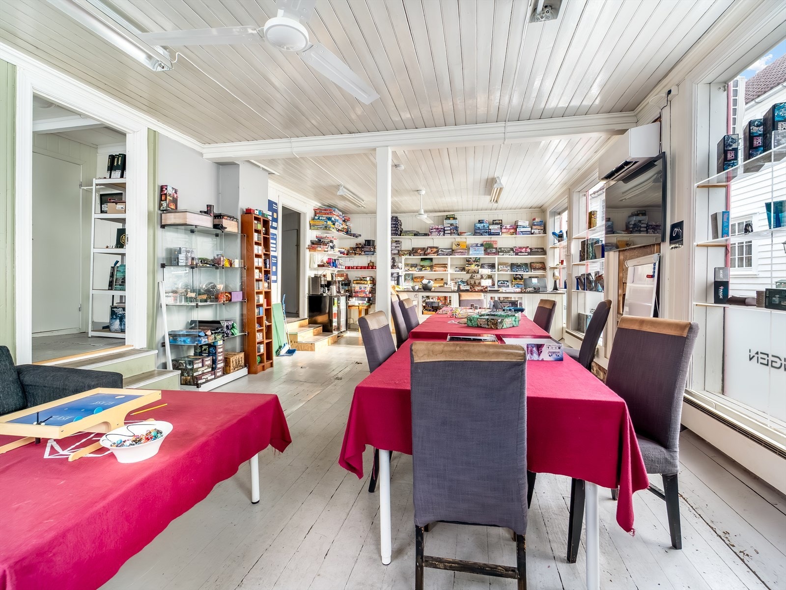 Romslig og lyst
lokale med store vinduer og god takhøyde - ideelt for butikk, galleri eller kontor. Galleribilde