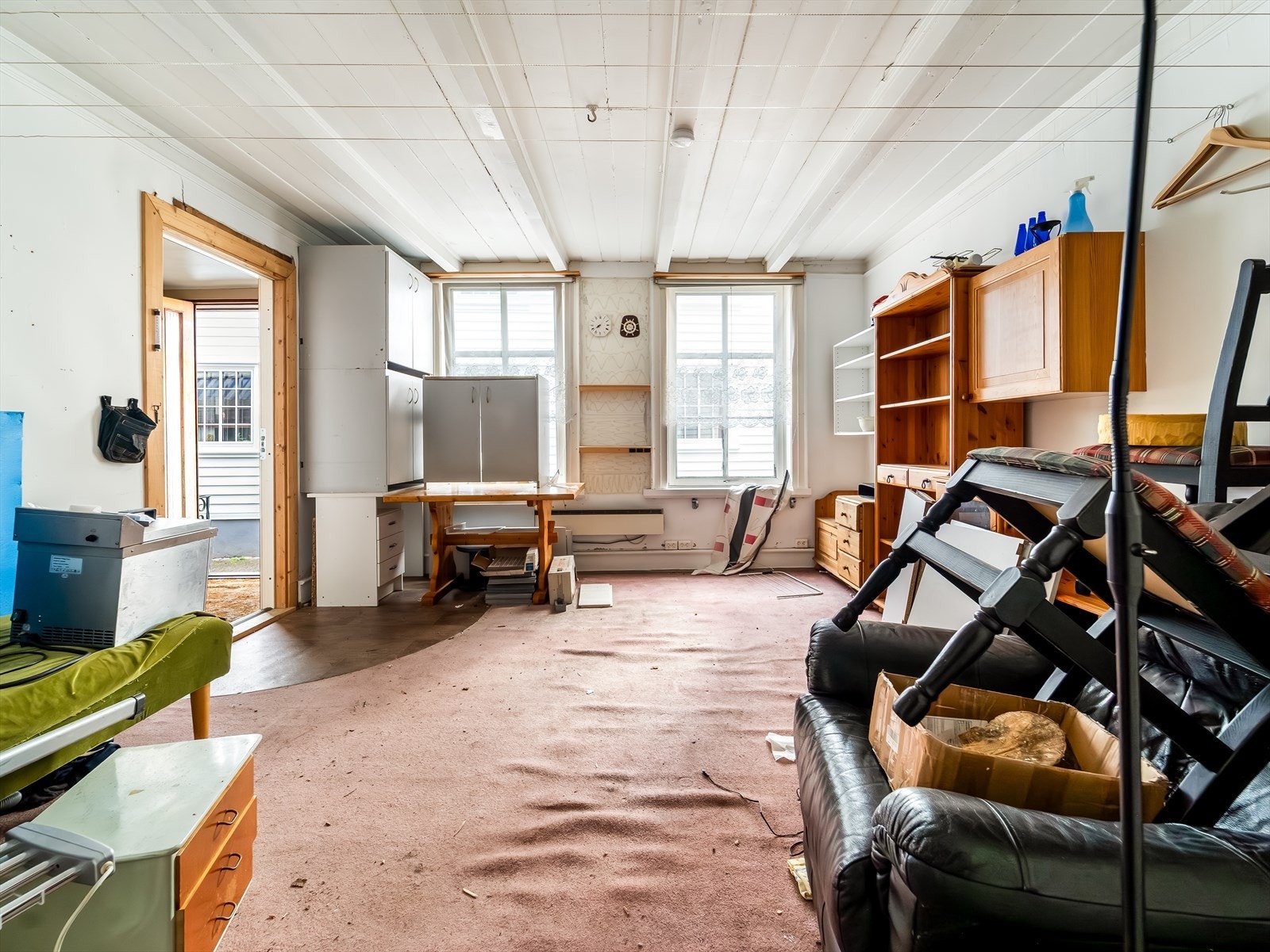 Rom i 1. etasje med vindu mot gateplan. Galleribilde