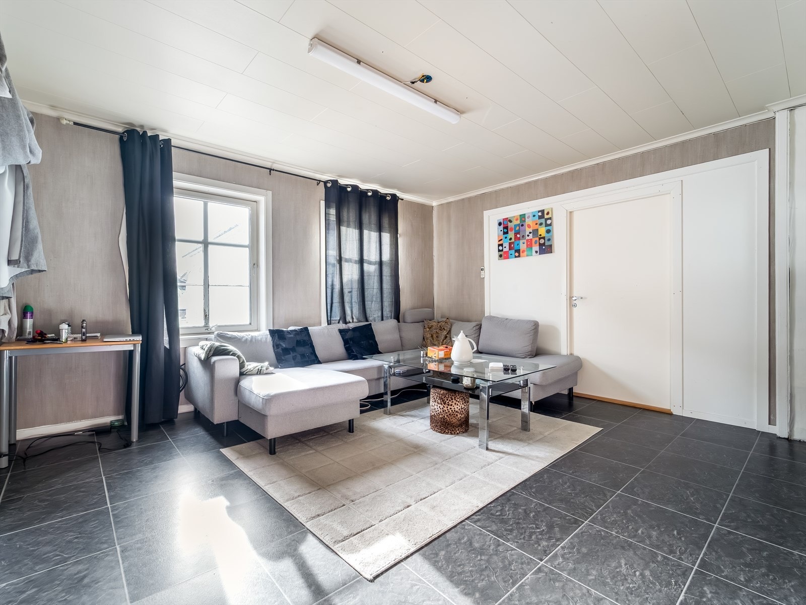 Trivelig stue med plass til både sofagruppe og spisebord. Galleribilde