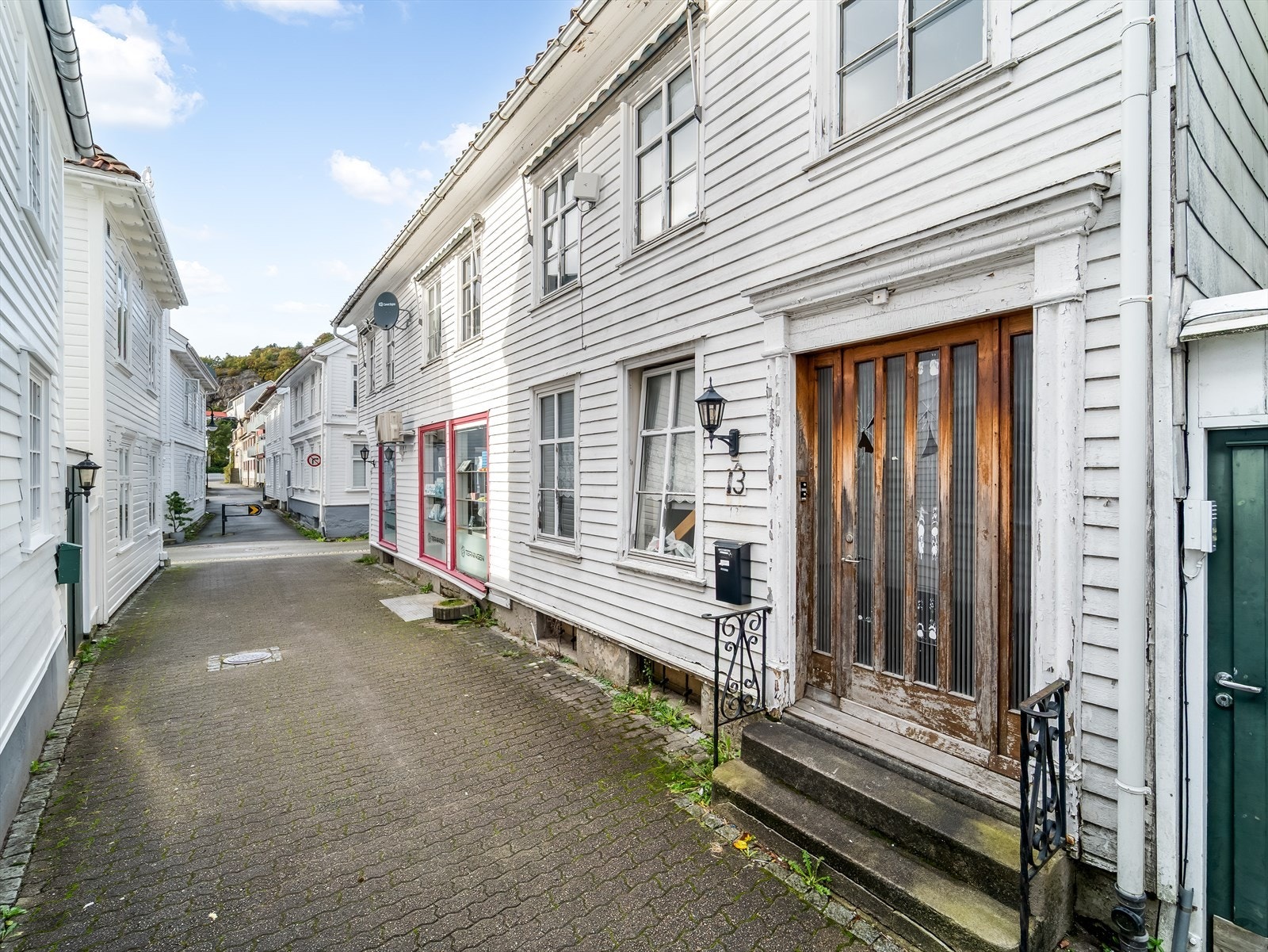 Fasade mot Vollgaten med store vindusflater som gir god eksponering mot forbipasserende. Galleribilde