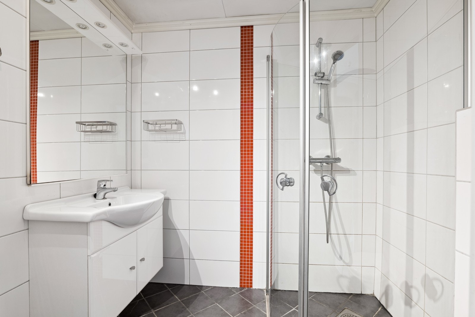 Pent flislagt bad med toalett, servant m/innredning og hjørnedusj Galleribilde