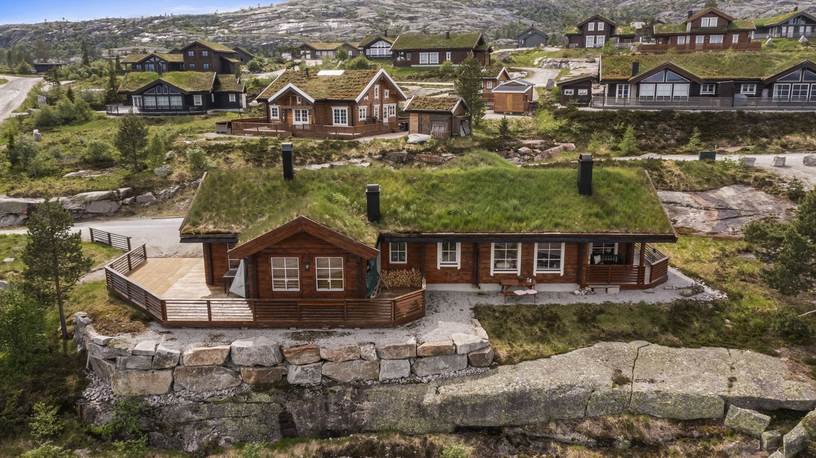 Hytten ligger fint til med kort vei til fjellet, alpin, badstue for å nevnte noe Galleribilde