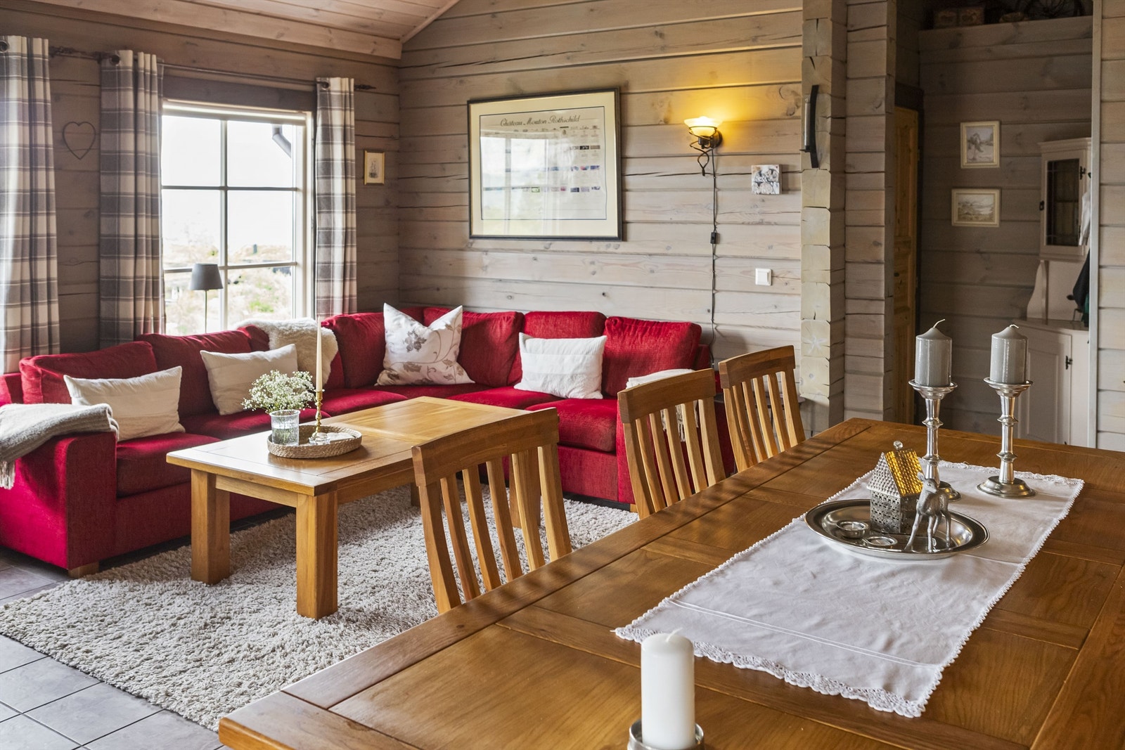 Stuen har fin plass til både salong og spisestue Galleribilde