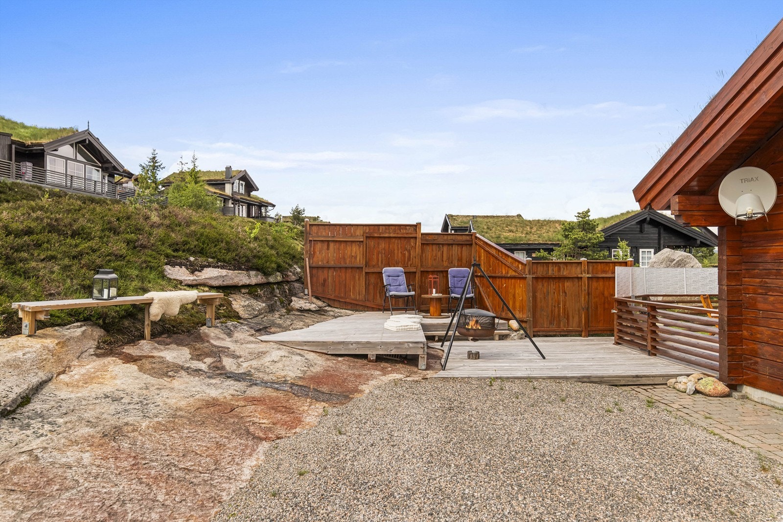 Mange fine uteplasser er opparbeidet rundt hytta Galleribilde