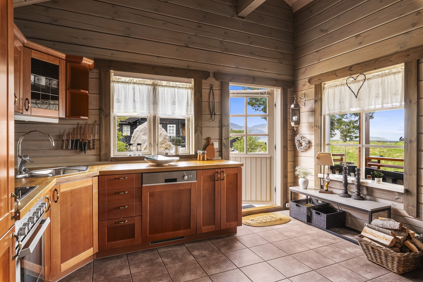 Kjøkkenet har fint naturlig lys Galleribilde