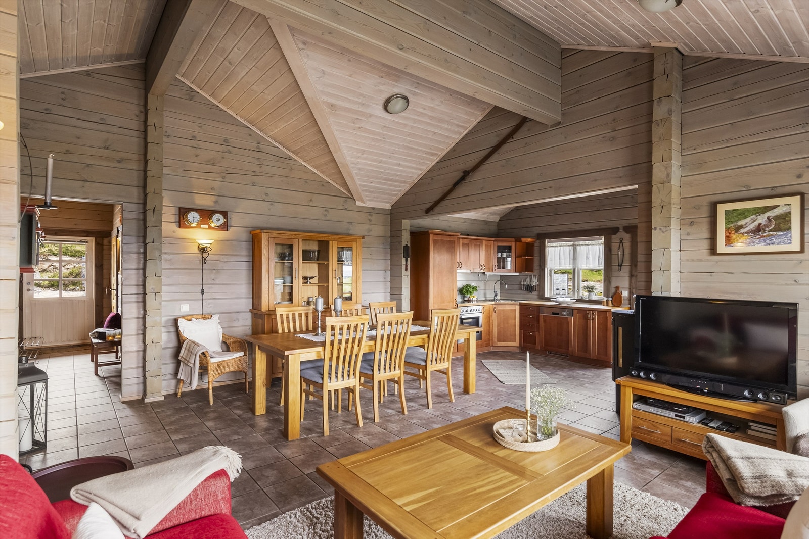 Kjøkkenet ligger noe tilbaketrukket og gir god plass til spisestue/salong Galleribilde