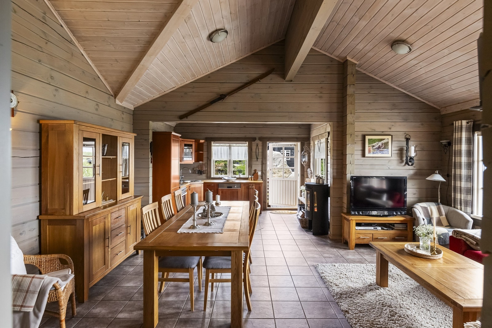 Lyse og tidløse fargevalg på vegger, tak og gulv Galleribilde