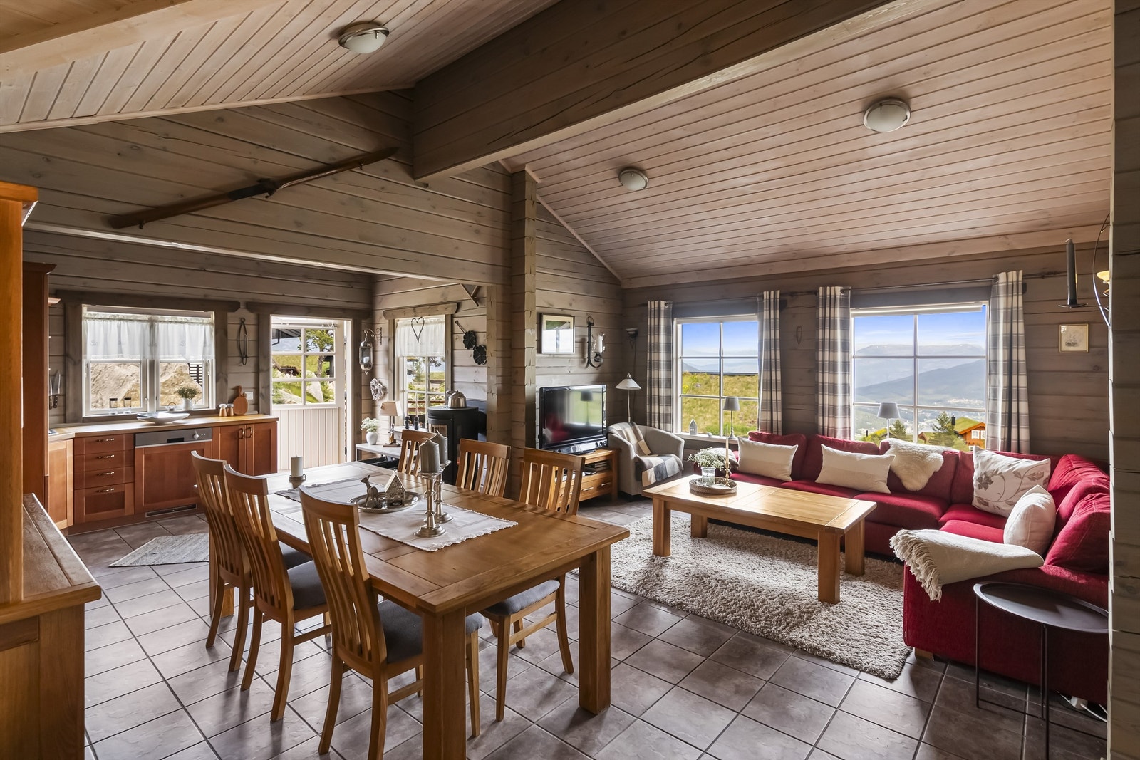 Stue og kjøkken i åpen løsning og høy himling Galleribilde