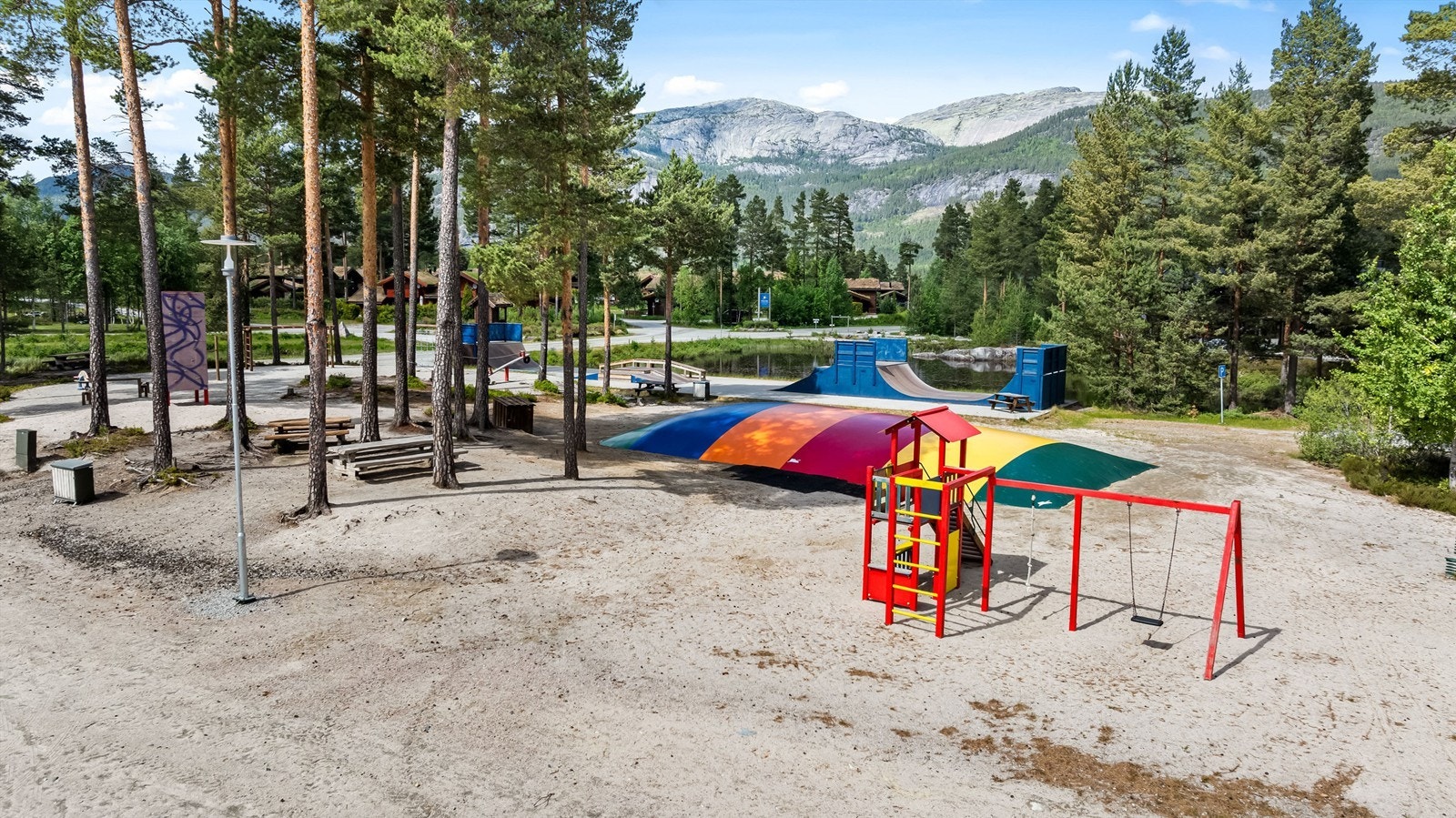 Lekeplass for barna like ved alpinanlegget Galleribilde