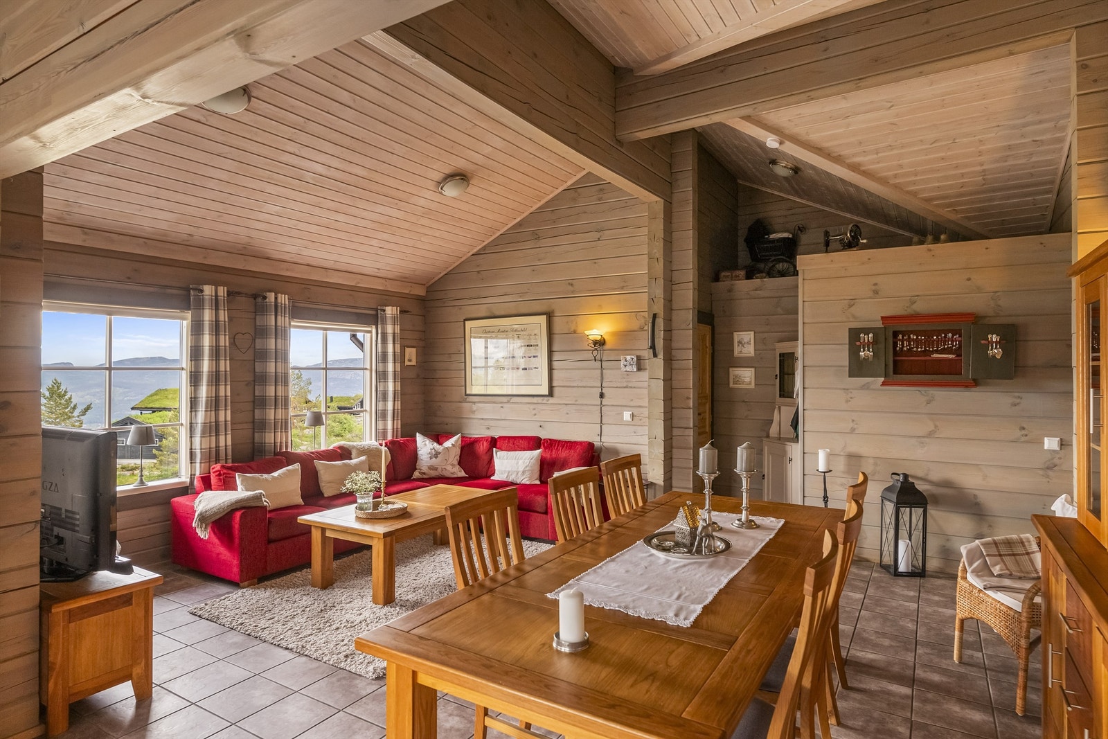 Spisestue med god plass til hyggelige lag Galleribilde