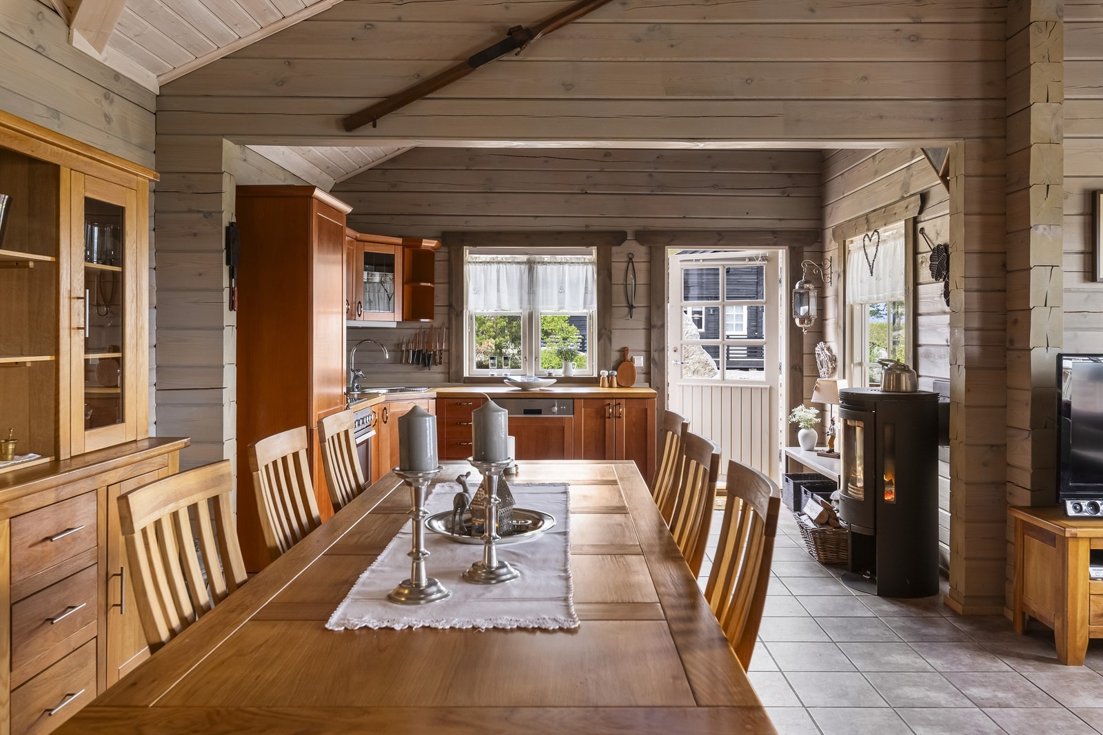 Utgang til terrasse fra kjøkkenet Galleribilde