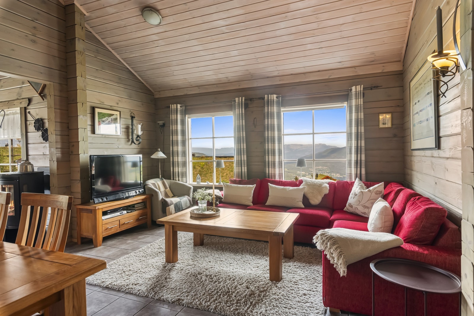 Stuen er lyst og delikat innredet Galleribilde