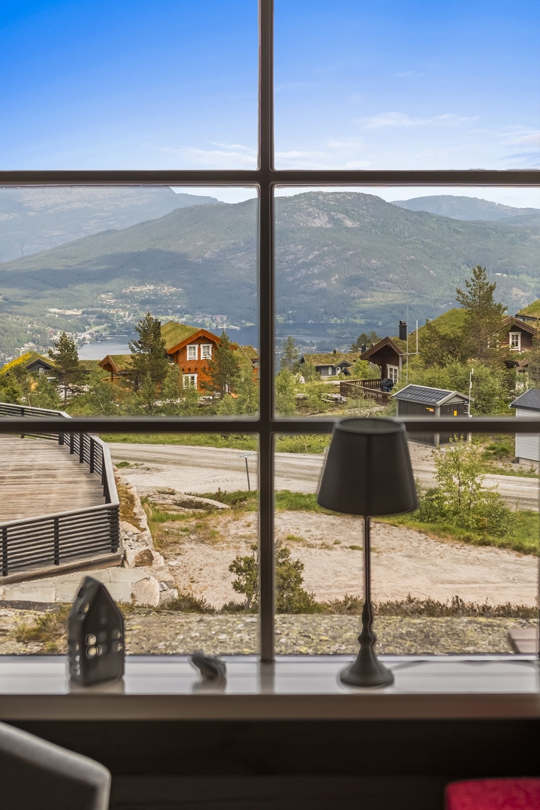 Utsikt til omkringliggende fjeller og Vrådal Galleribilde