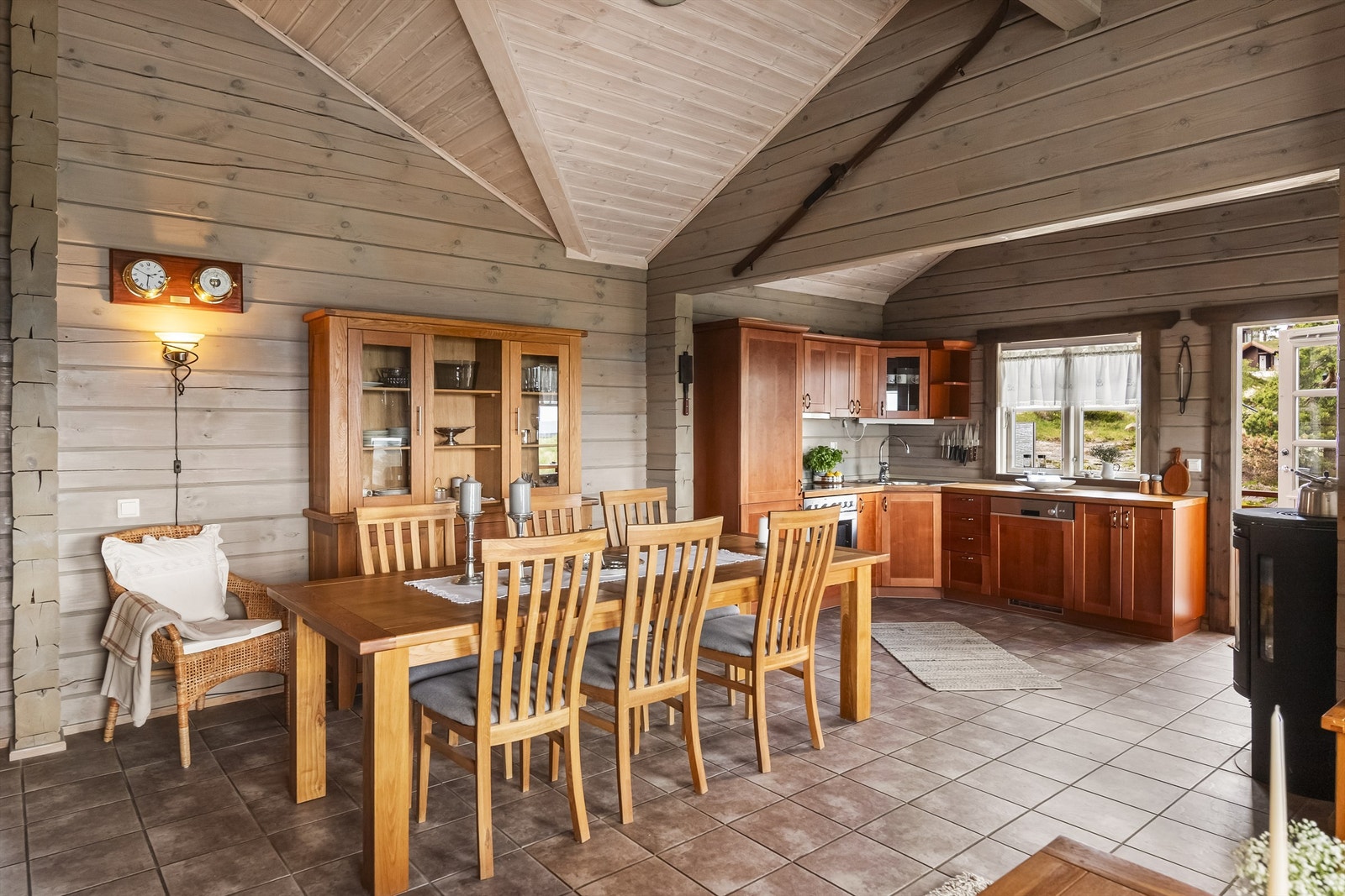 Varmekabler i gulv og vedovn for oppvarming Galleribilde