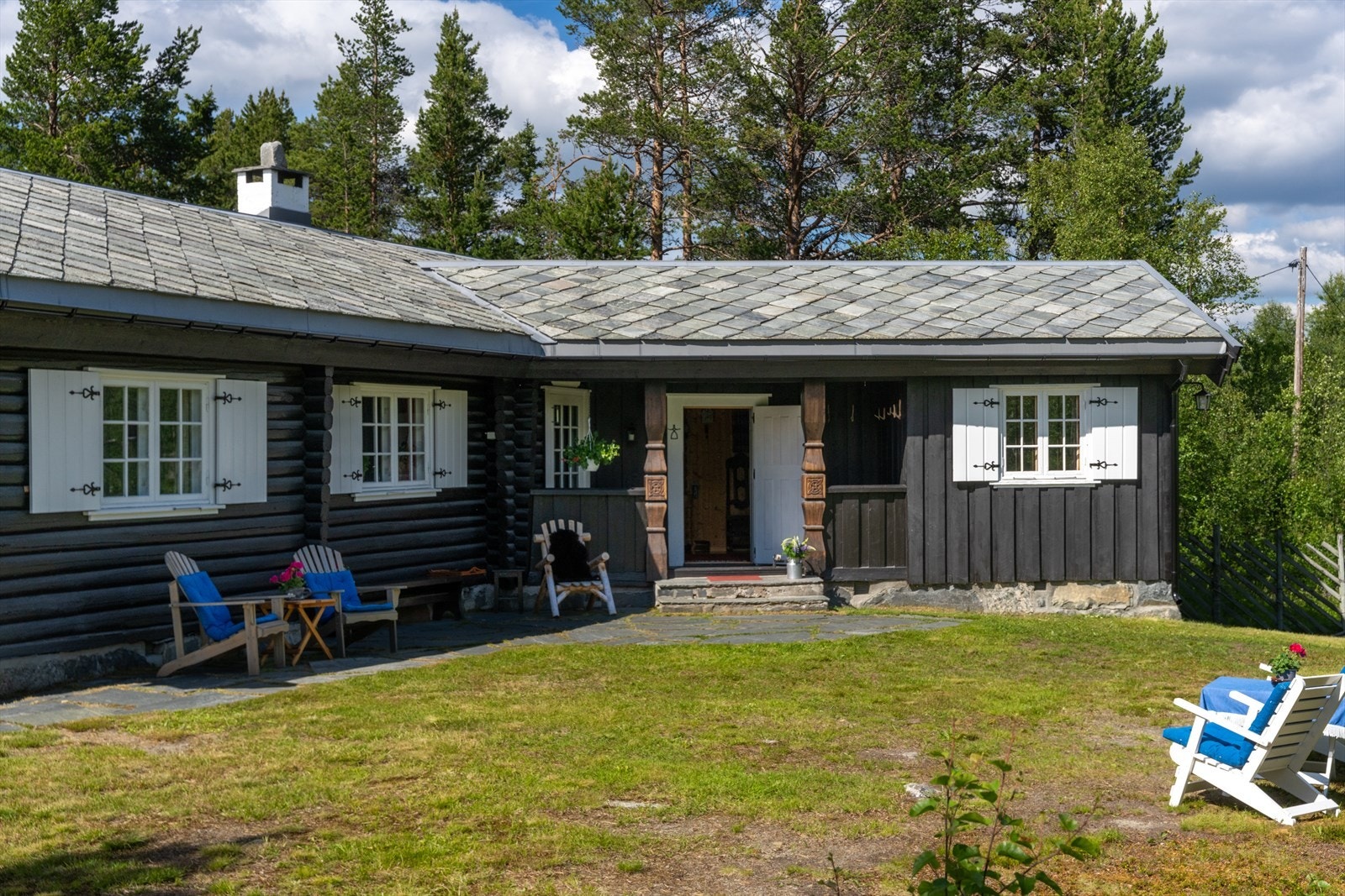 Stor uteplass og flott hage. Perfekt for rolige feriedager. Galleribilde