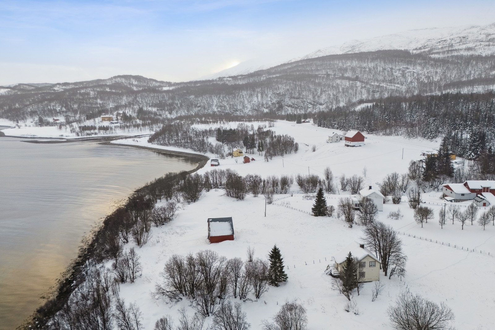 Boligen ligger på en romslig tomt med lett helning ned mot havet. Galleribilde