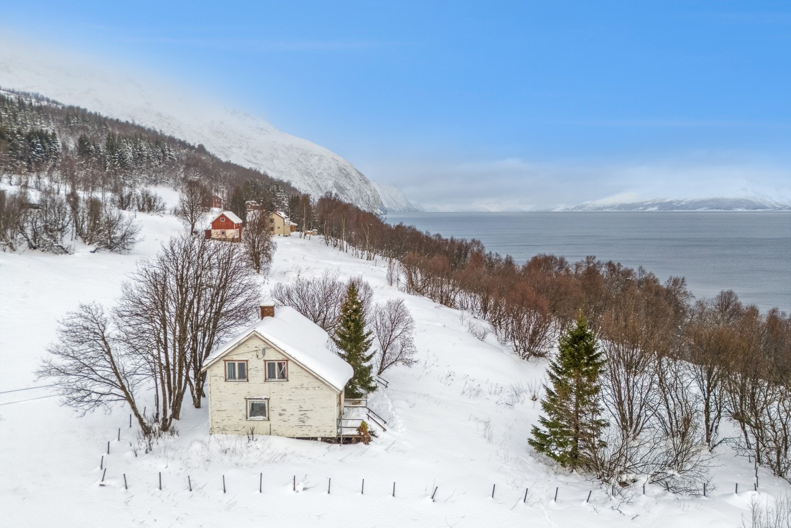 Enebolig over 2 plan med landlige og rolige omgivelser ca. 19 minutter fra Lyngseidet. Galleribilde