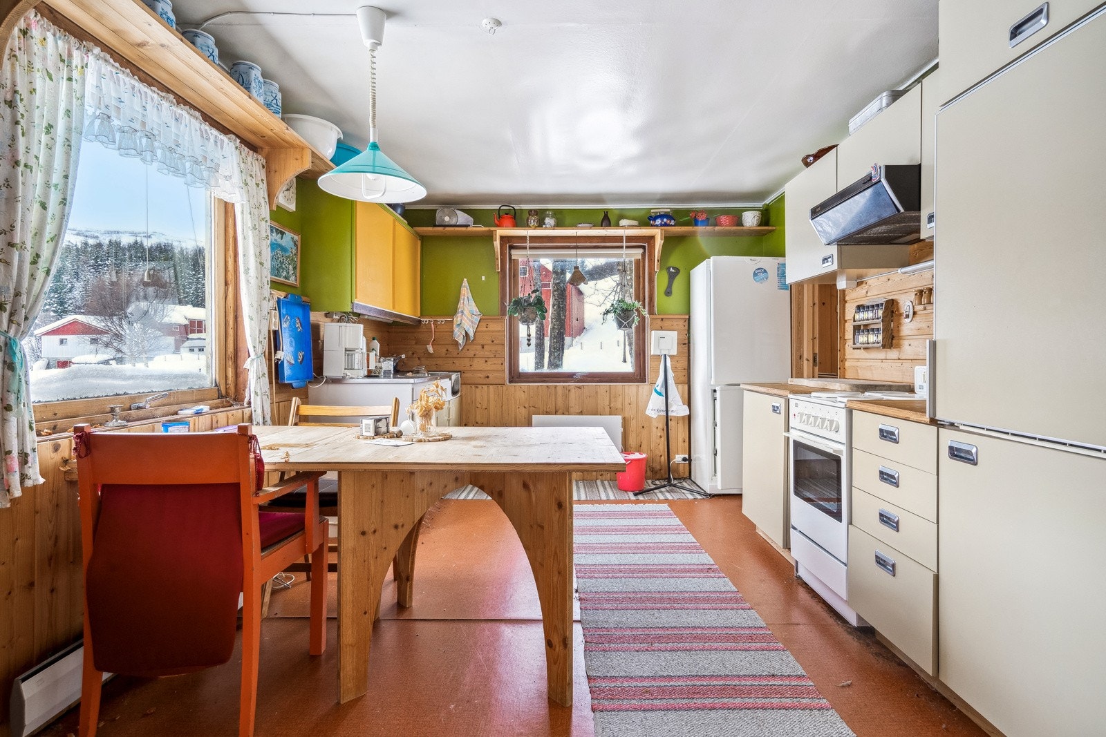 Spisegruppe praktisk plassert like ved kjøkkenet. Galleribilde