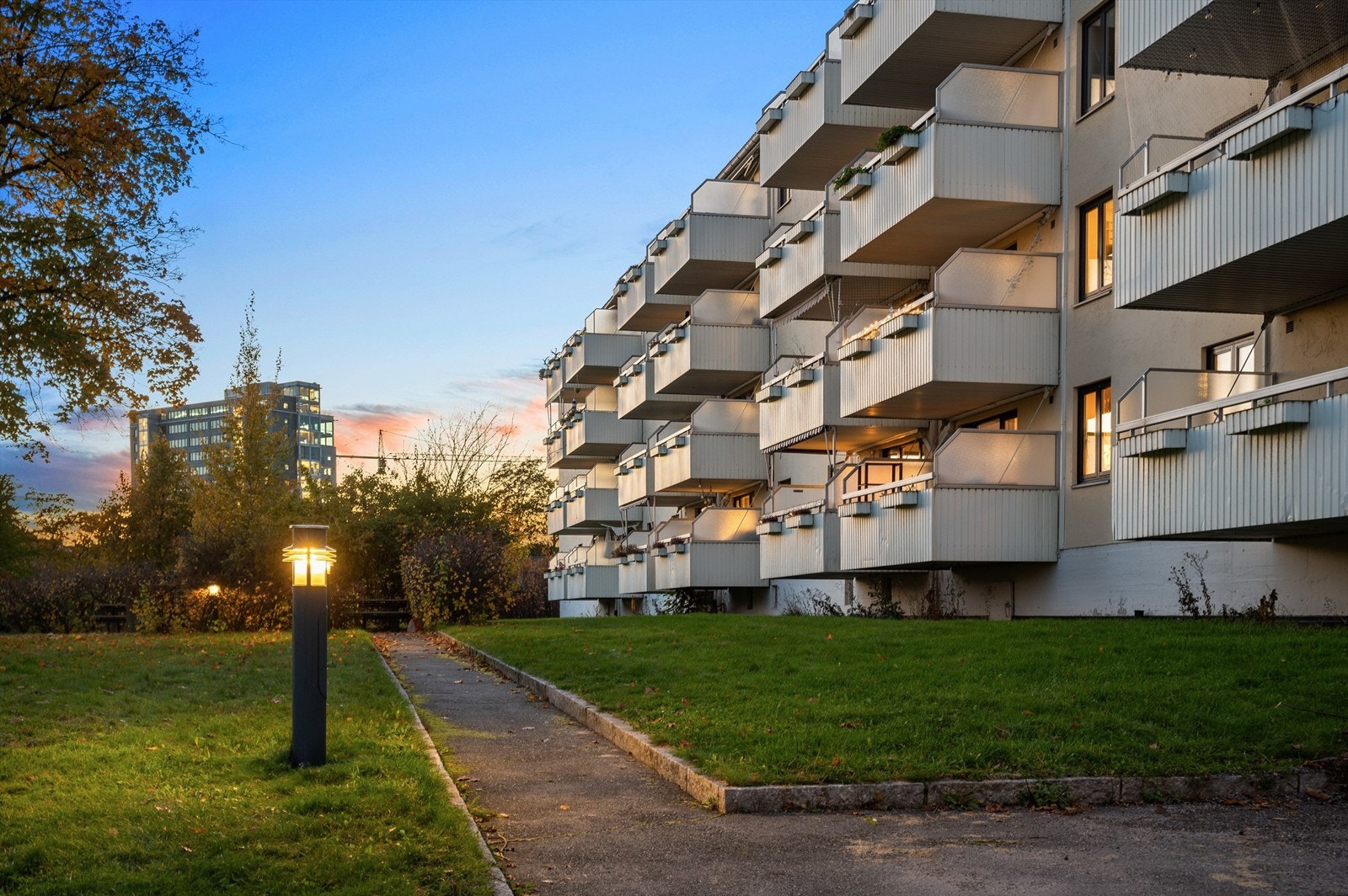 Borettslagets tomt er helt uten gjennomgangstrafikk og nylig påkostet med nye lekeplasser for de yngste. Galleribilde