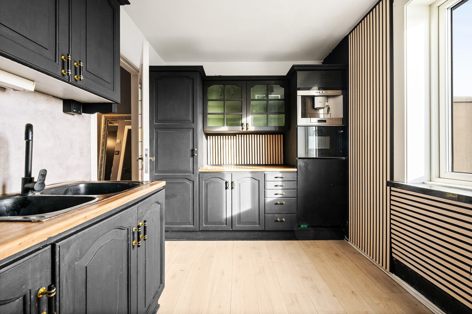 Kaffemaskin og micro er integrert i innredningen. Galleribilde