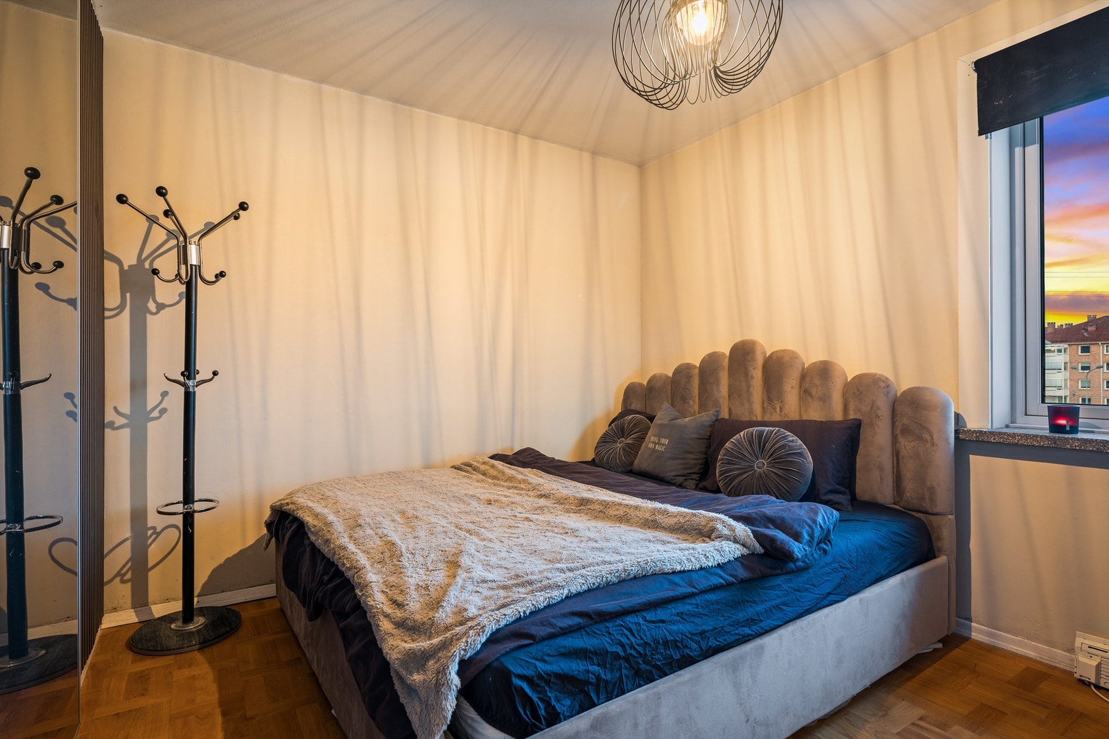 Hovedsoverommet er romslig og kan enkelt innredes med både dobbeltseng og tilhørende nattbord. Galleribilde