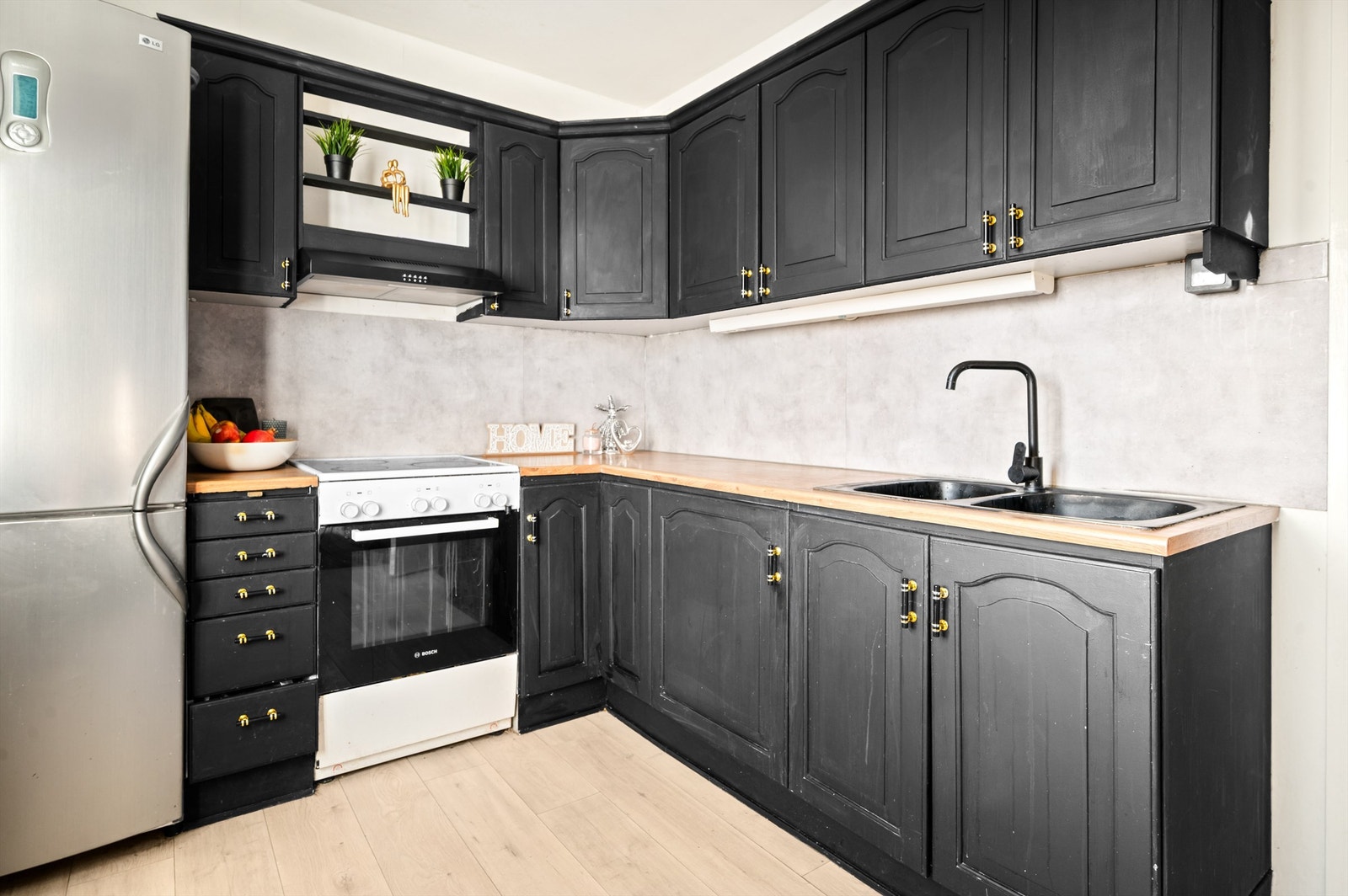 Den store benkeplaten gjør matlagingen enkel. Det er rikelig med oppbevaringsplass i både skuffer og skap. Galleribilde