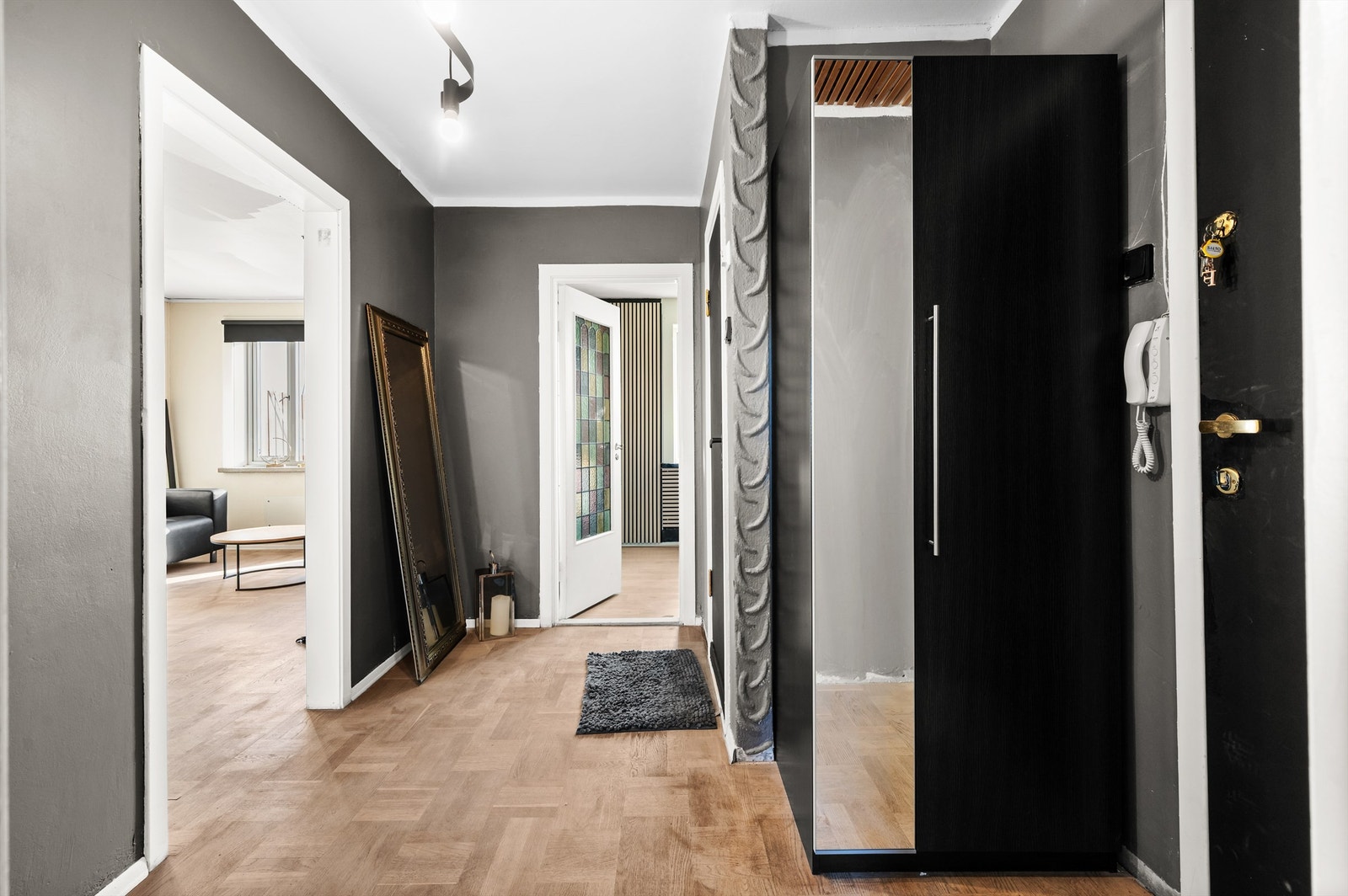 Her er det god plass til å henge fra seg yttertøyet og sette fra seg sko. Galleribilde