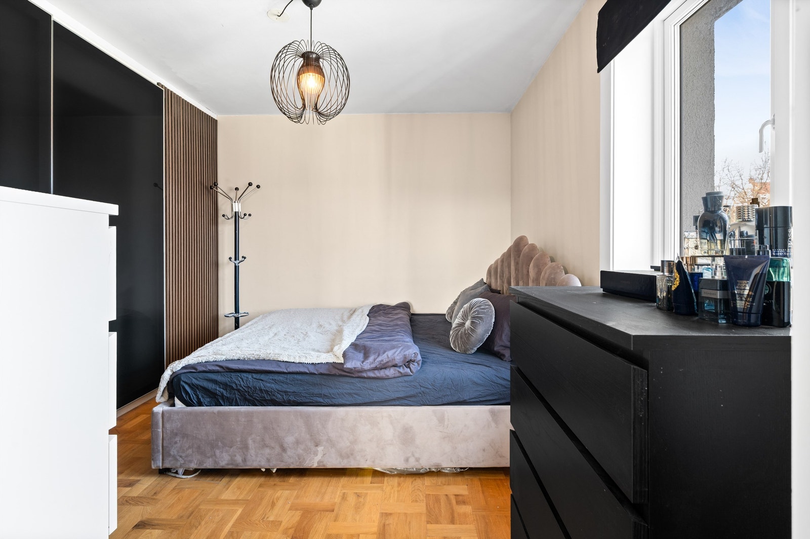 Det er rikelig med oppbevaringsplass i en romslig skyvedørsgarderobe. Galleribilde