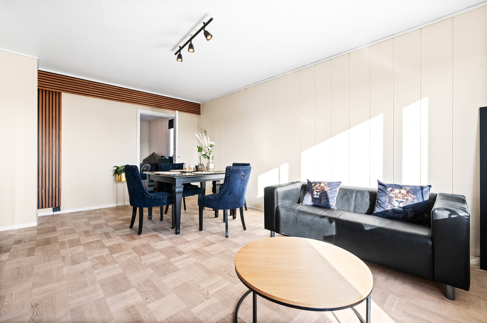 Stuen er romslig med god planløsning og kan enkelt innredes med en hyggelig sofagruppe med tilhørende sofabord og annet ønskelig stuemøblement. Galleribilde