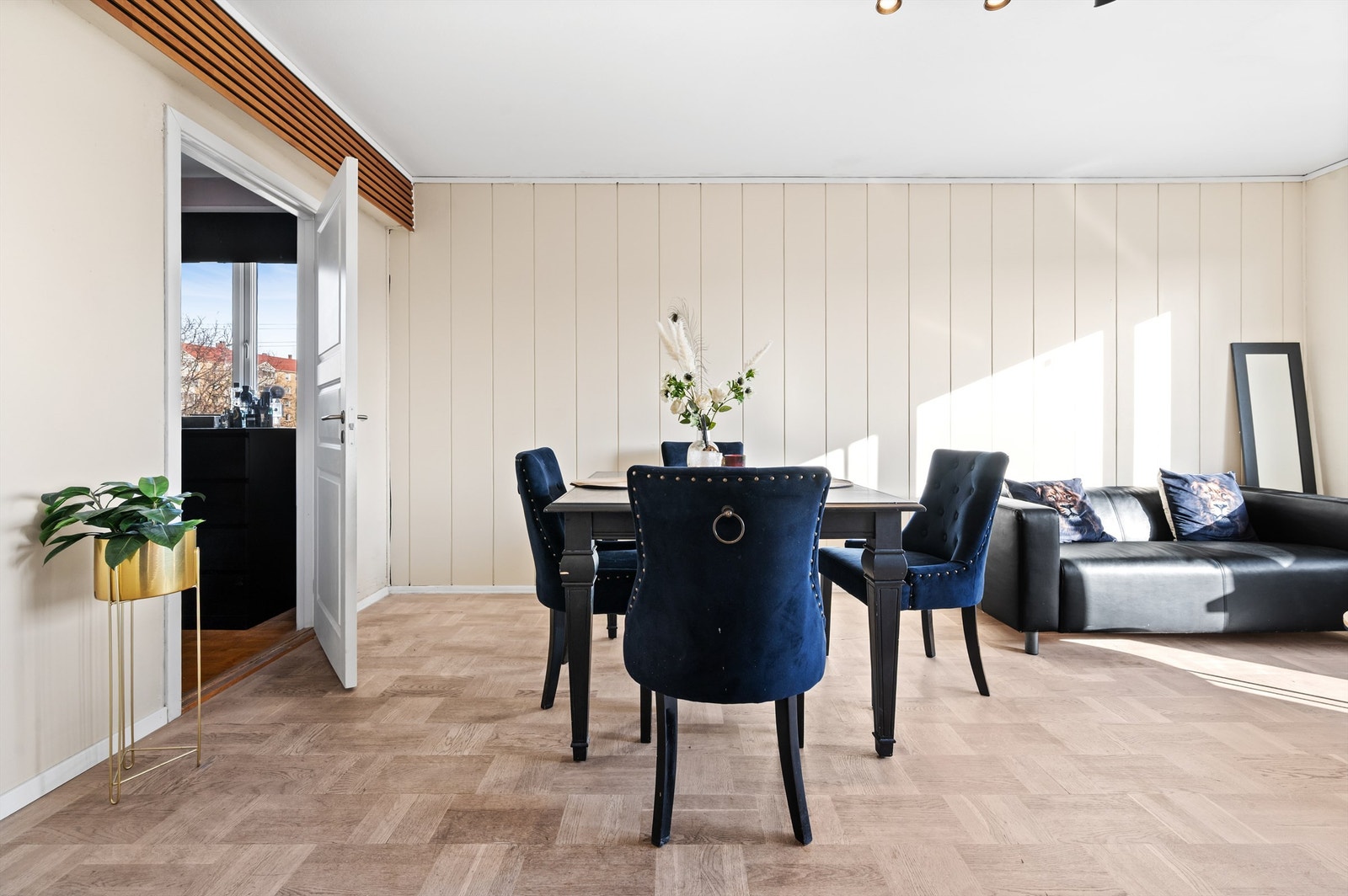 Store vindusflater slipper inn rikelig med lys og skaper en lys og luftig atmosfære. Galleribilde