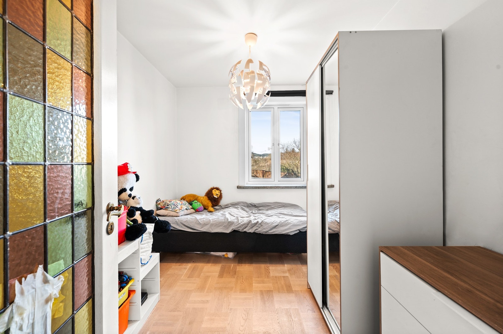 Leilighetens andre soverom er også av god størrelse og passer ypperlig som barnerom, gjesterom eller kontor. Galleribilde