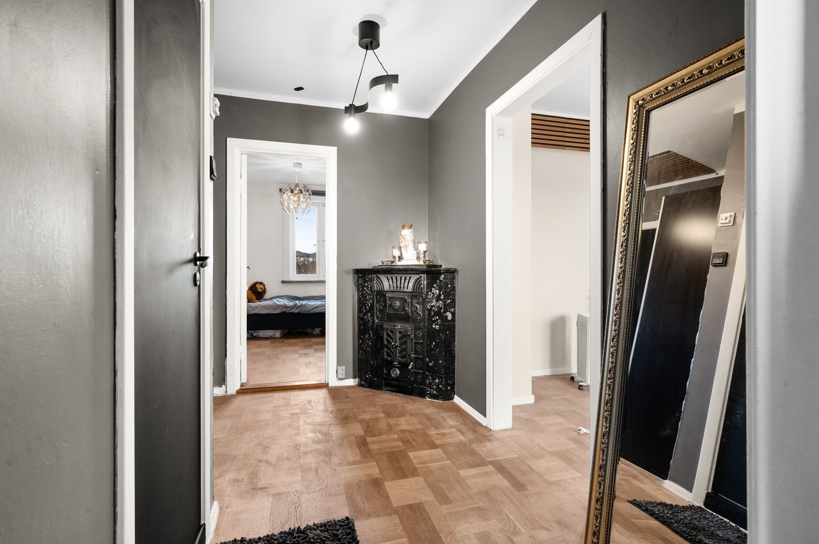 Velkommen inn! Leilighetens entré er innbydende og gir et godt førsteinntrykk av boligen. Galleribilde