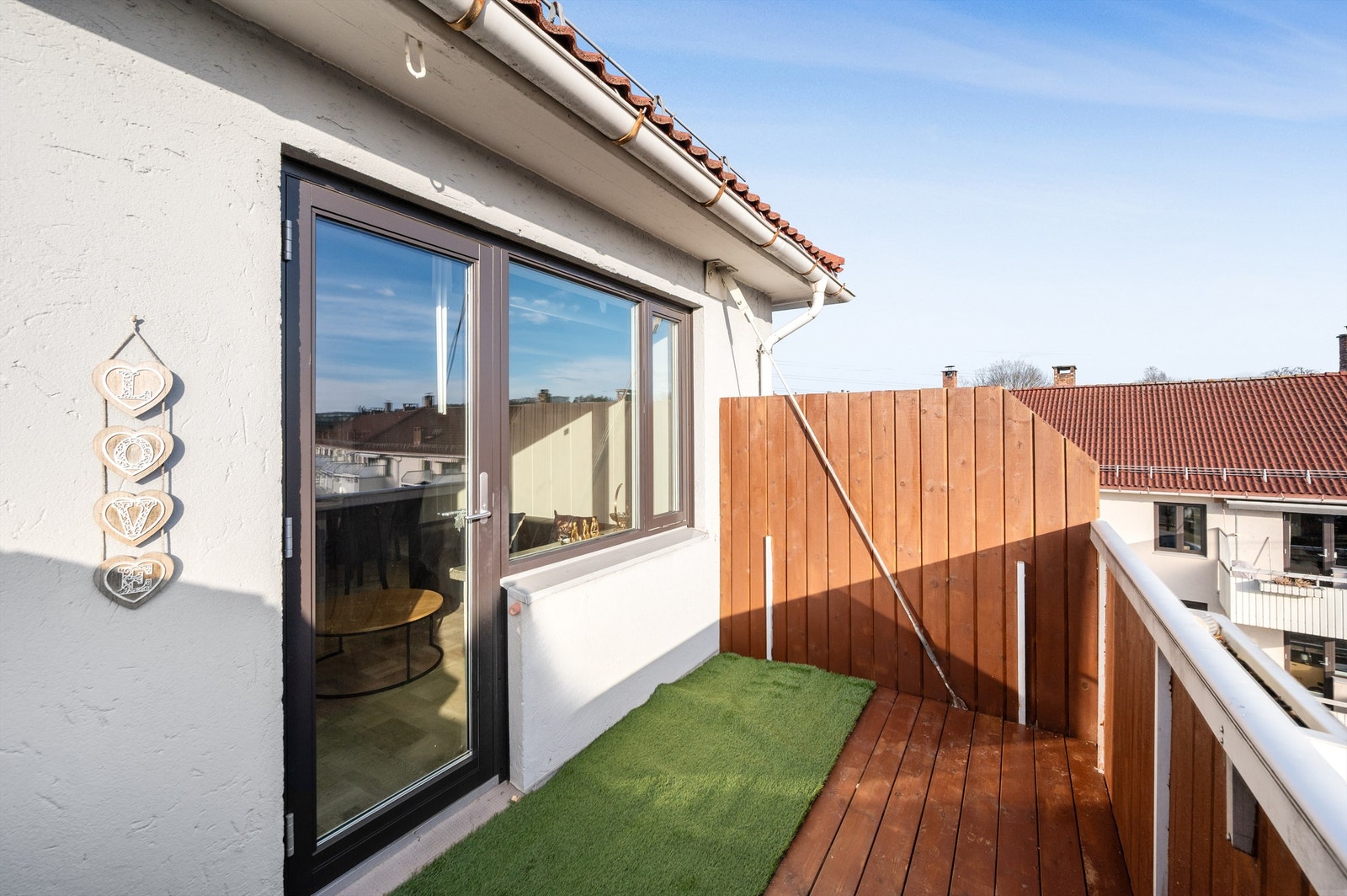 På sommerstid føles balkongen som en naturlig og fin forlengelse av stuen. Galleribilde