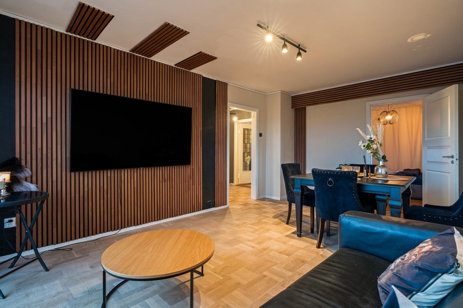 Det er også god plass til å innrede med et romslig spisebord der venner og familie kan inviteres på middagsselskaper. Galleribilde