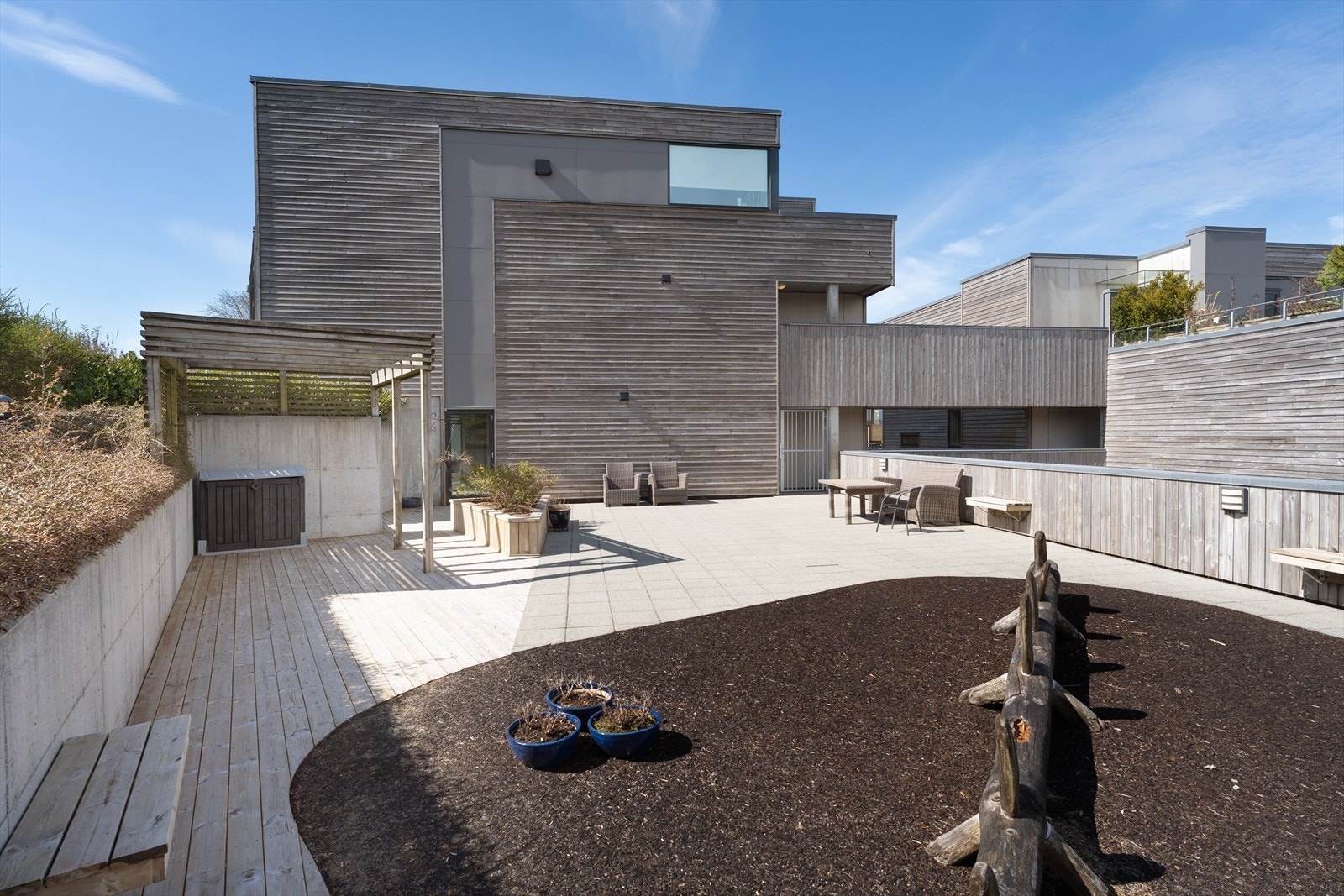 Sameiet har et pent opparbeidet felles uteområde Galleribilde