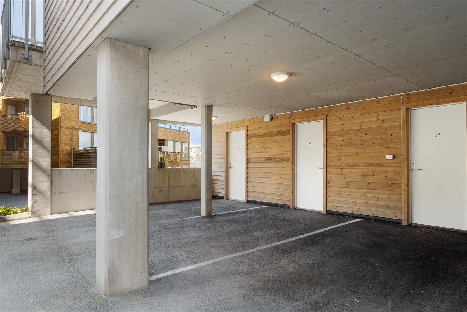 Det medfølger en fast parkering i overbygget carport med tilhørende sportsbod Galleribilde