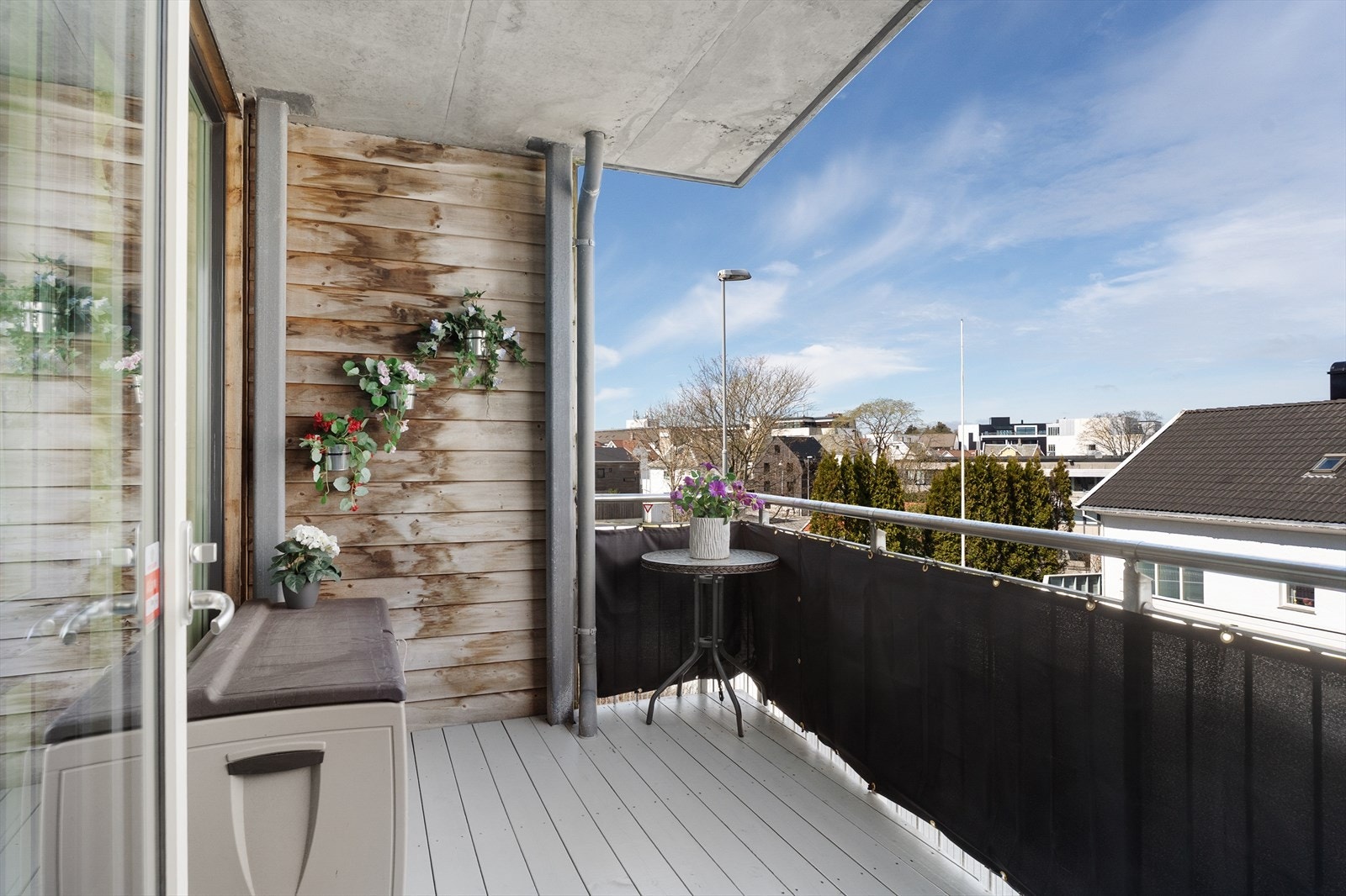 Terrassen mot nord har adkomst fra det ene soverommet Galleribilde