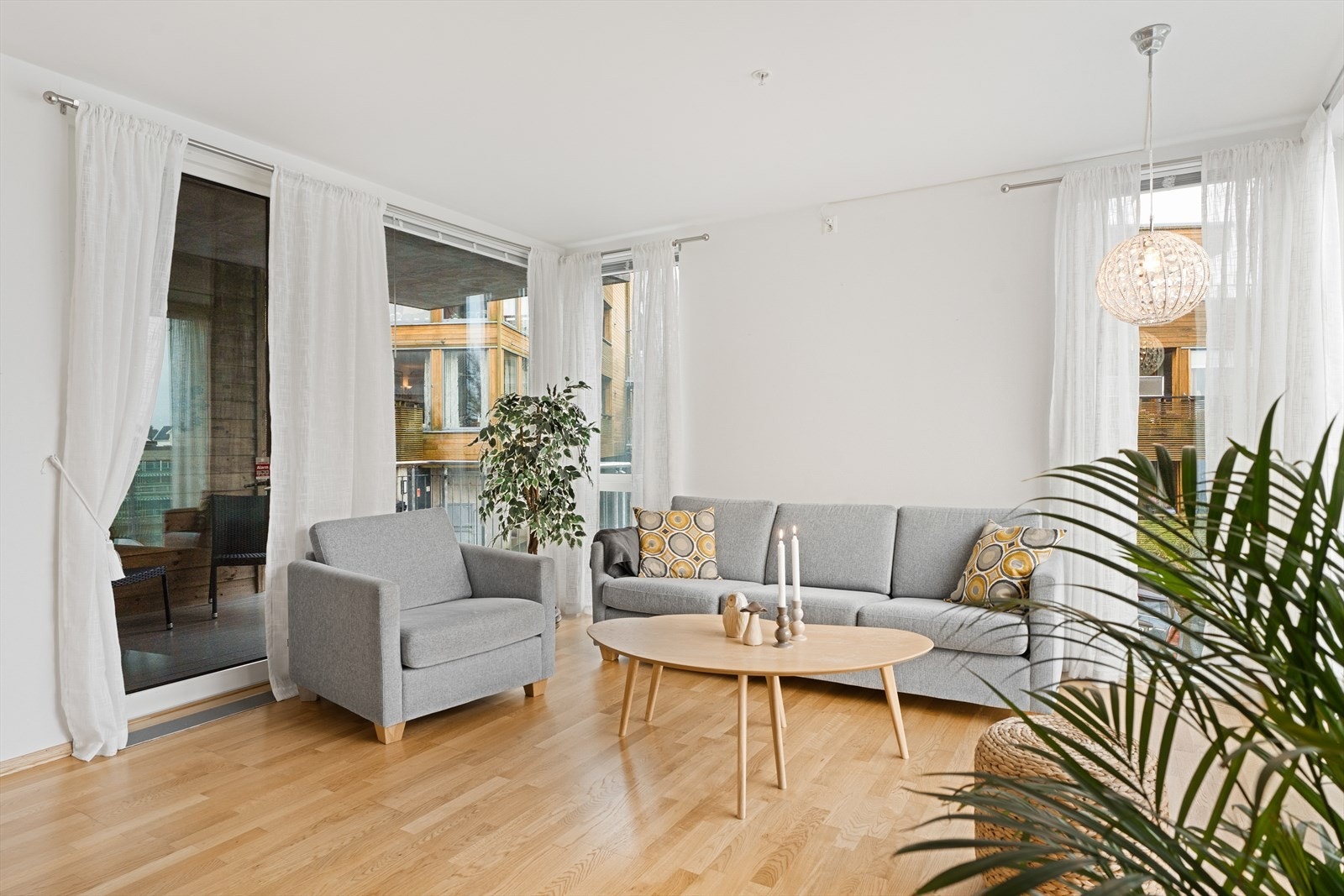 Lys og luftig stue med store vindusflater som slipper inn rikelig med dagslys. Galleribilde