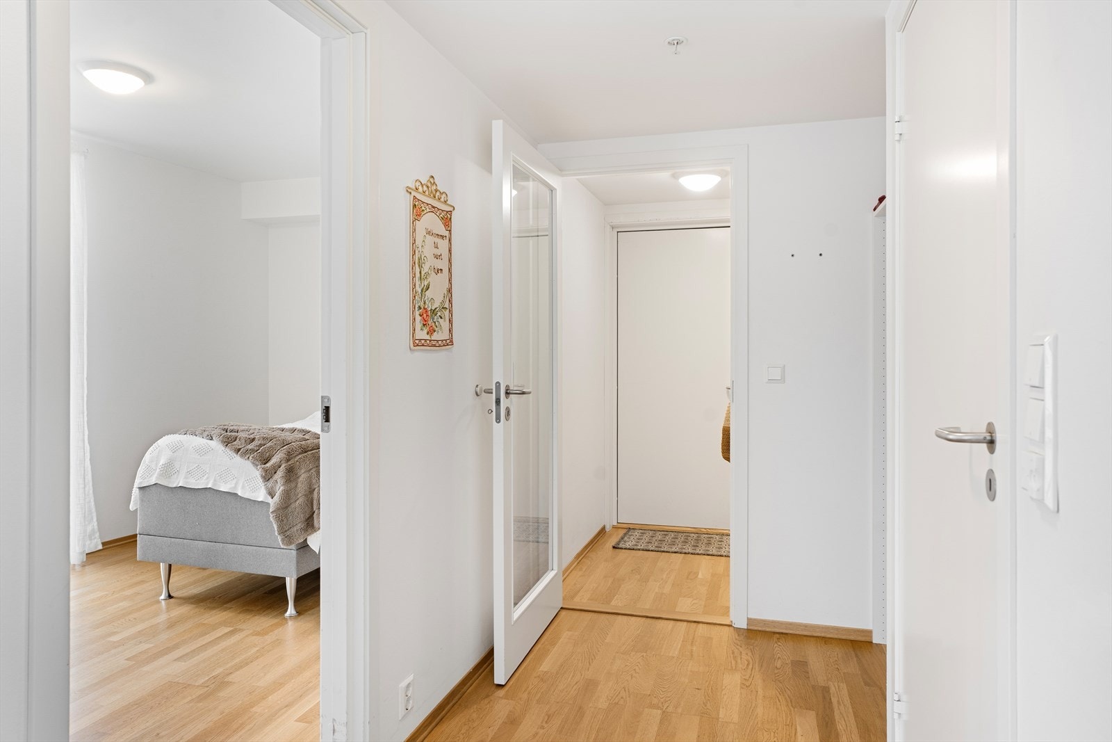 Lys gang med plass til sko og yttetøy i egen nisje Galleribilde