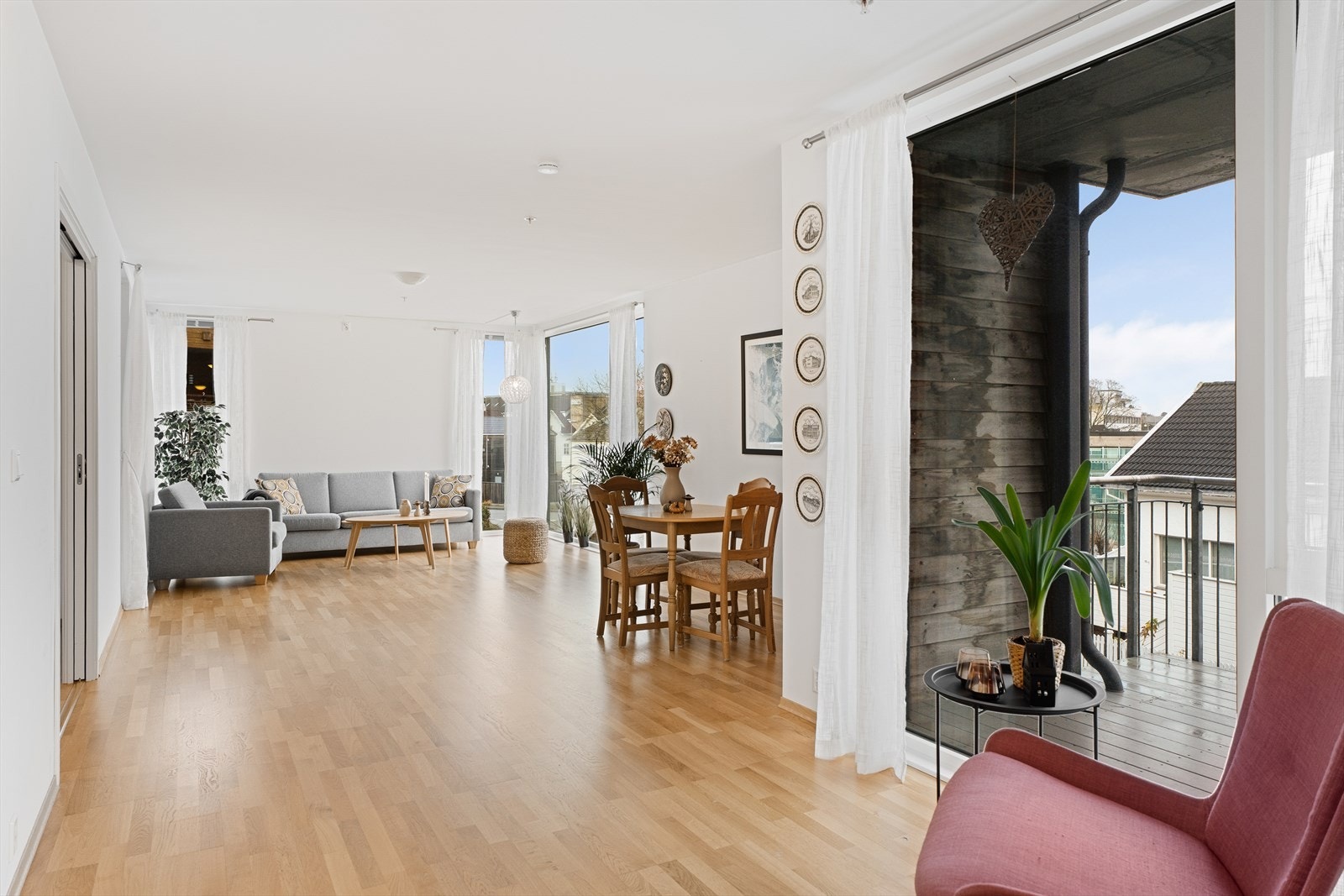 Leiligheten har vinduer med karmer og foringer i treverk, samt isolerglass som gir god lyd- og varmeisolasjon Galleribilde