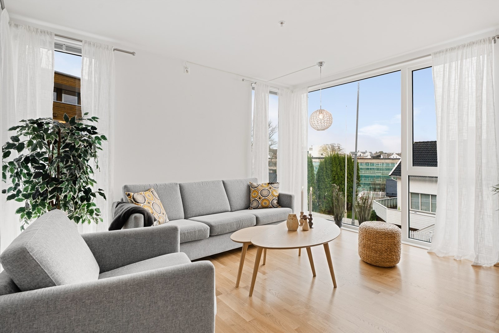 Leiligheten har en gjennomgående lys og moderne stil med parkett på alle gulv, samt malte, slette plater på vegger og i himlinger - noe som gir et tidløst og rent uttrykk Galleribilde