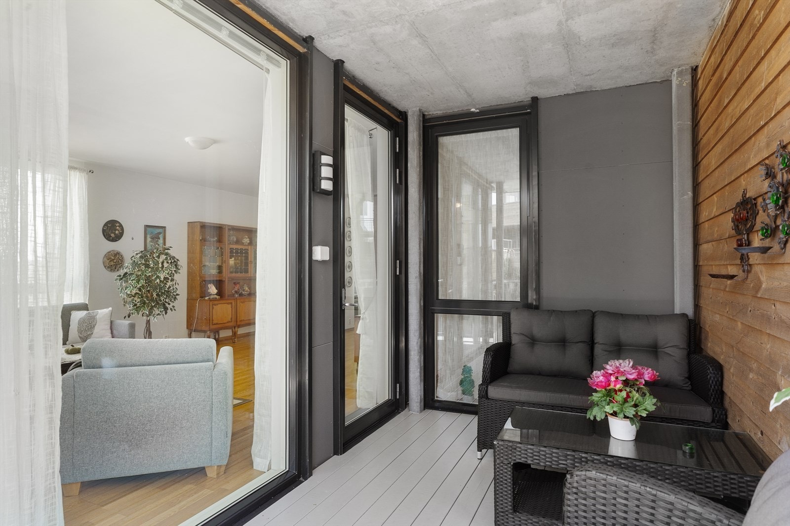 Her er det også god plass til utemøblement - et fint sted å trekke seg tilbake på sene sommerkvelder Galleribilde