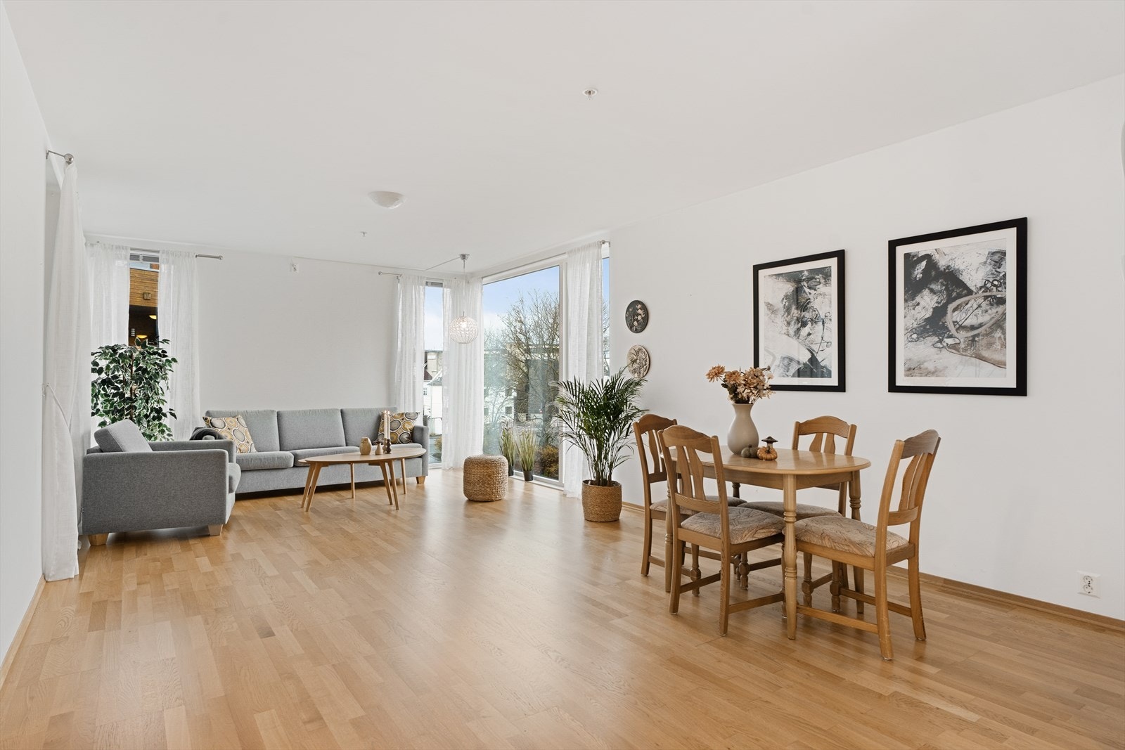 Lys og pen stue med store vinduer som sørger for masse naturlig lysinnslipp Galleribilde