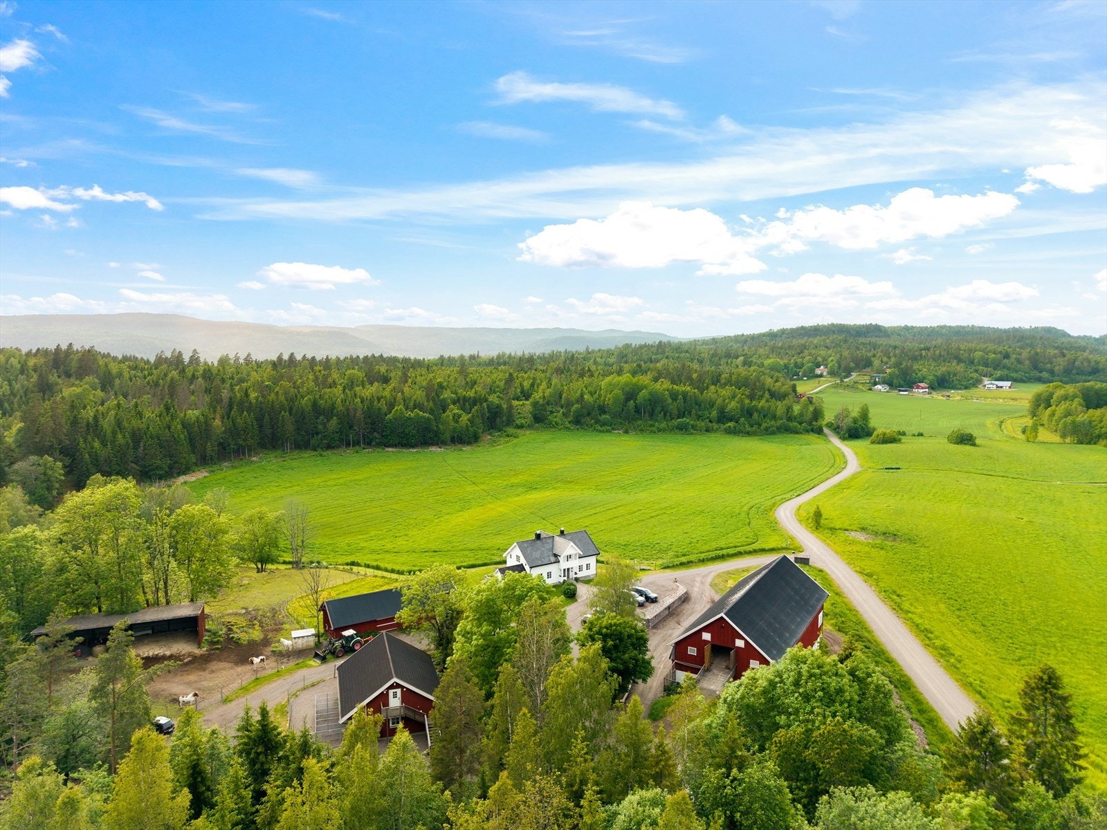 Her bor du i grønne omgivelser med flott utsikt over nærliggende jordbruksområder Galleribilde
