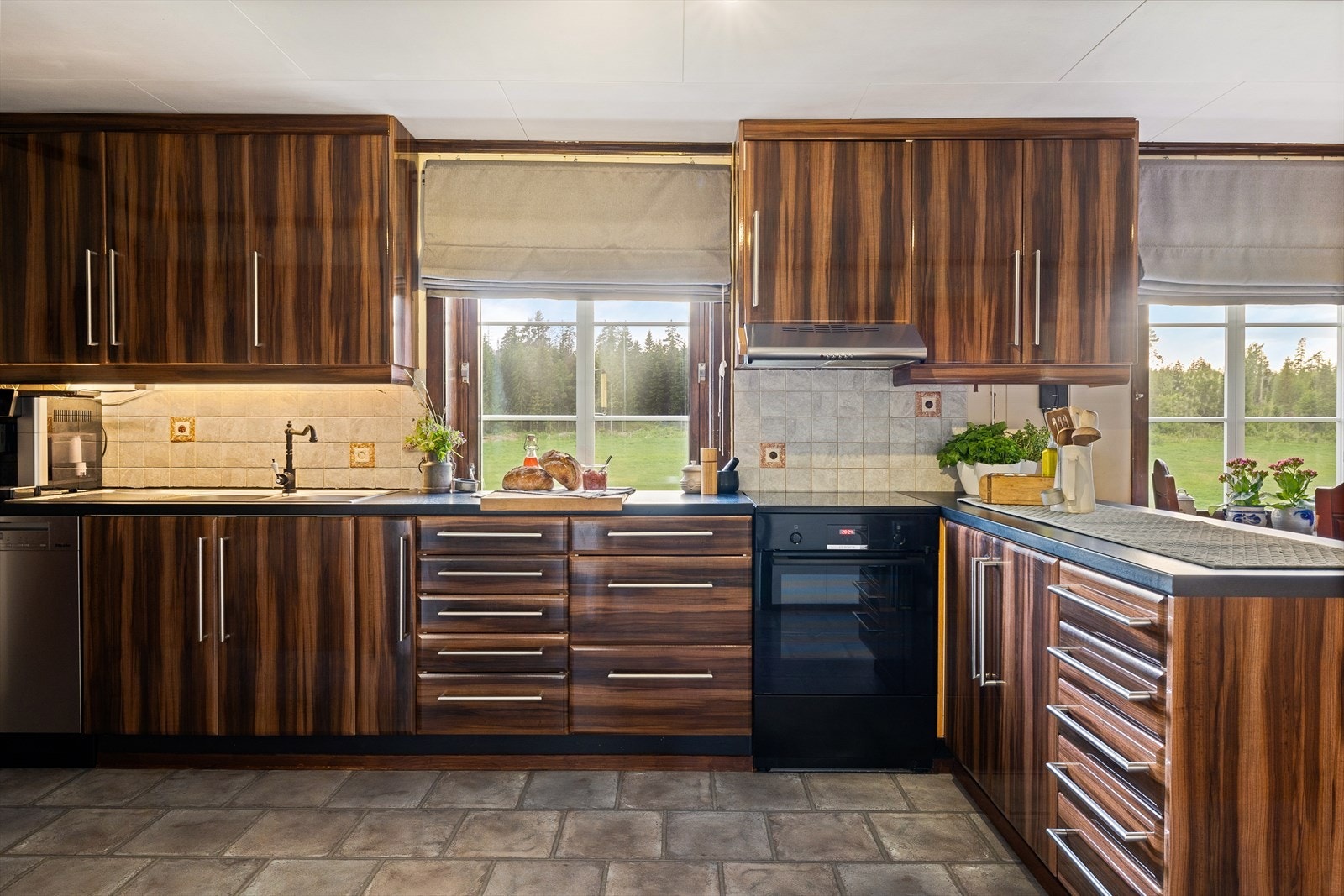 Kjøkkeninnredning er utstyrt med følgende Nedfelt vaskekum, oppvaskmaskin, Frittstående komfyr, Kjøleskap, Kjøkkenventilator montert over komfyr. Galleribilde