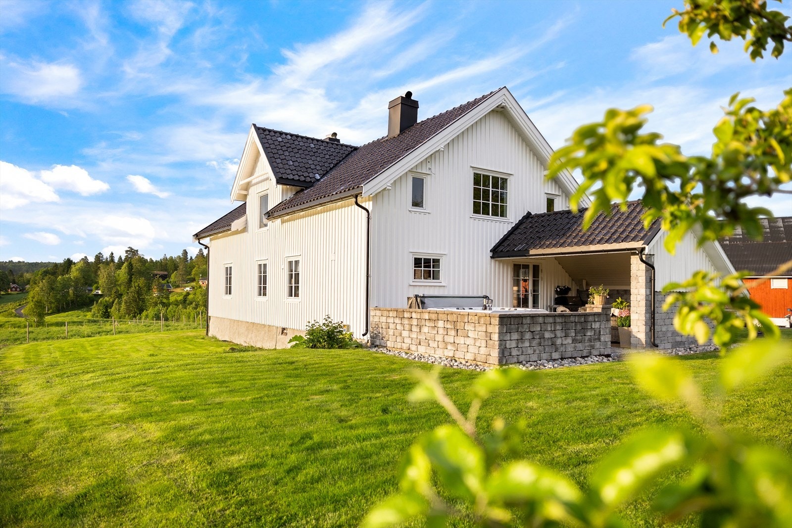 Ideell for en familie som ønsker å drive dyrehold på den tilpassede gården og som vil flytte rett inn og bo! Galleribilde